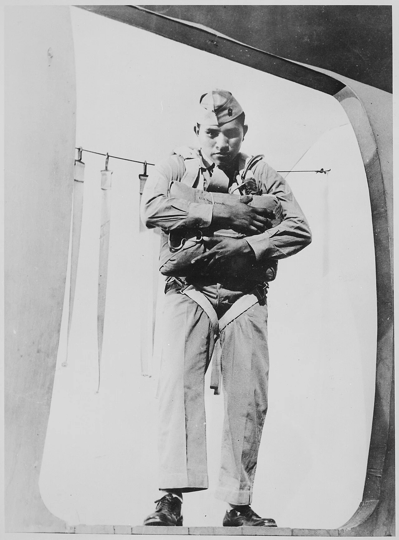 Ira Hayes, jeune Marine parachutiste pima de 19 ans, en tenue de saut a l'ecole des parachutistes des Marines en 1943
