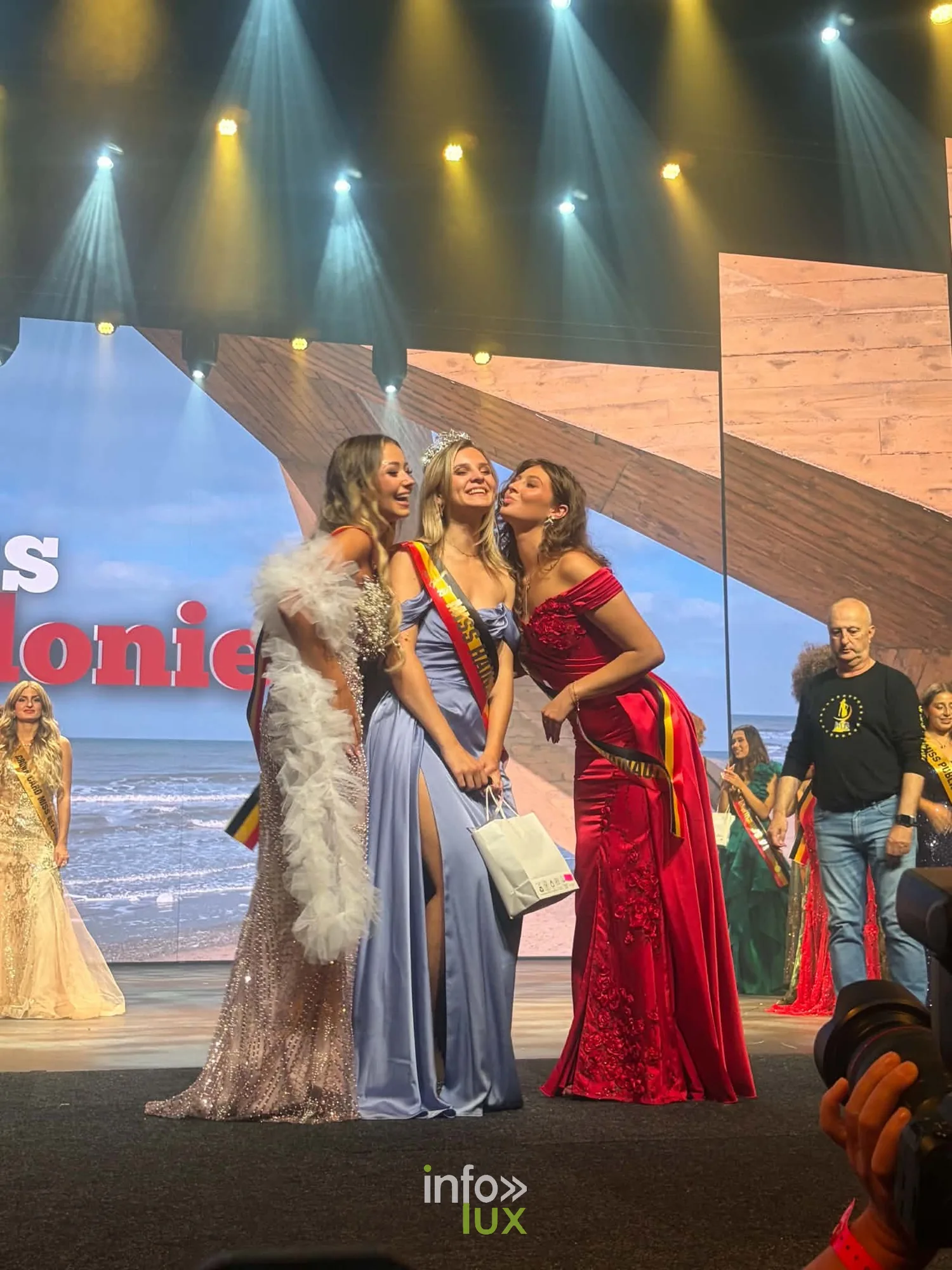 Isaline Dubois sur scène avec d’autres lauréates au moment des résultats