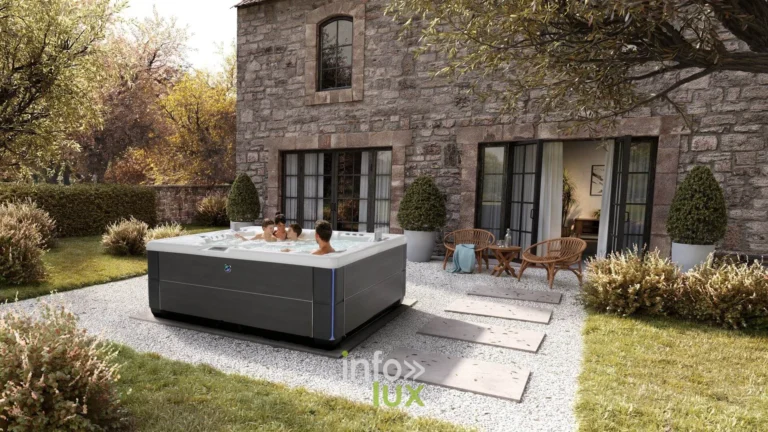 Jacuzzi HotSpring Highlife Envoy en fonctionnement sur une terrasse en automne, couverture isolante ouverte