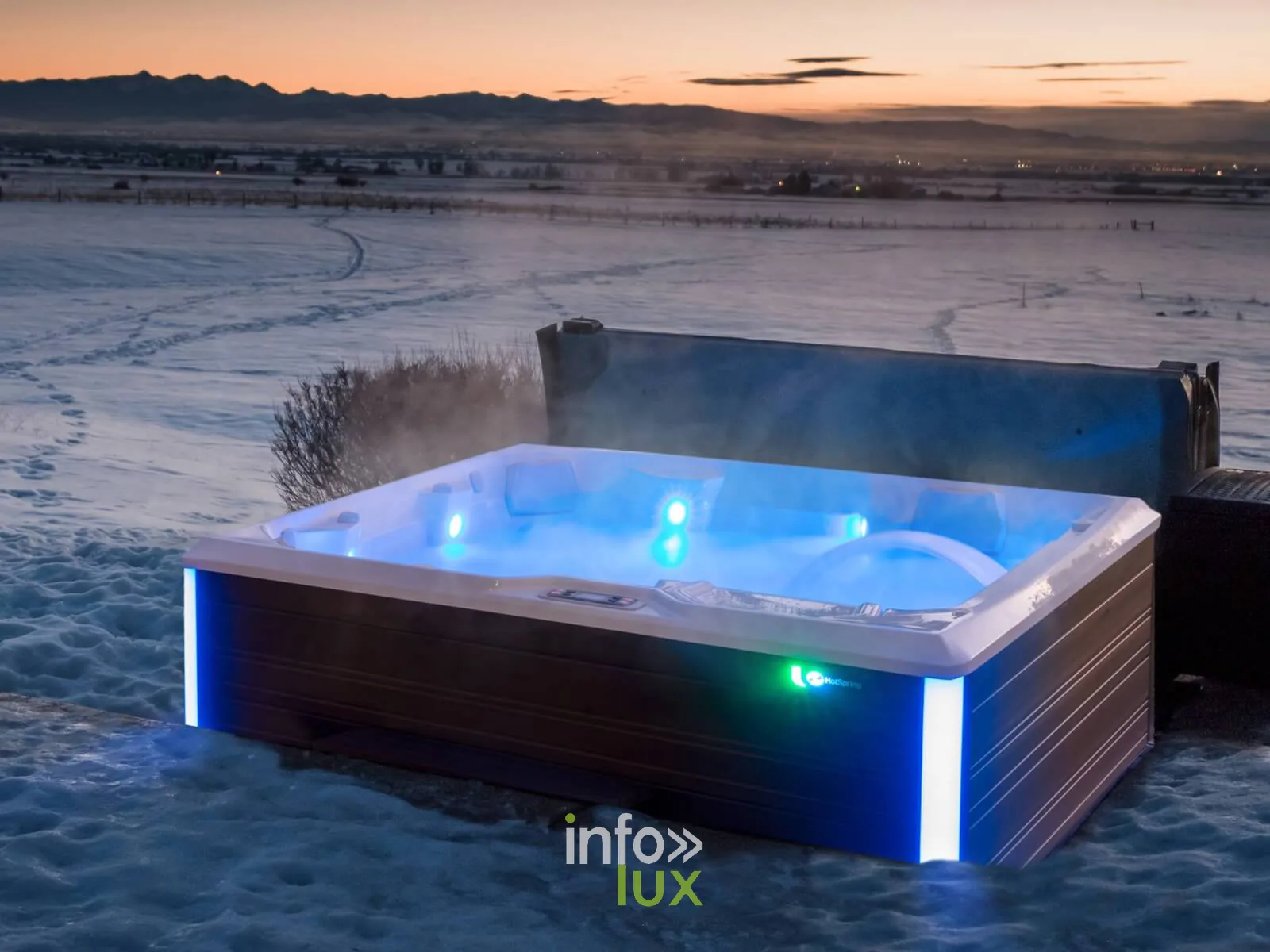 Jacuzzi HotSpring Limelight Flair sous la neige, isolation FiberCor et couverture isolante fermée