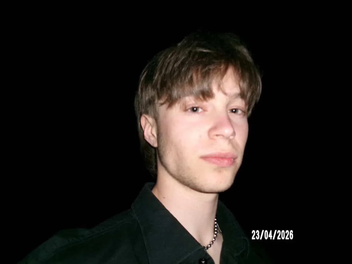 Portrait de Jilo, jeune artiste belge, sur fond noir