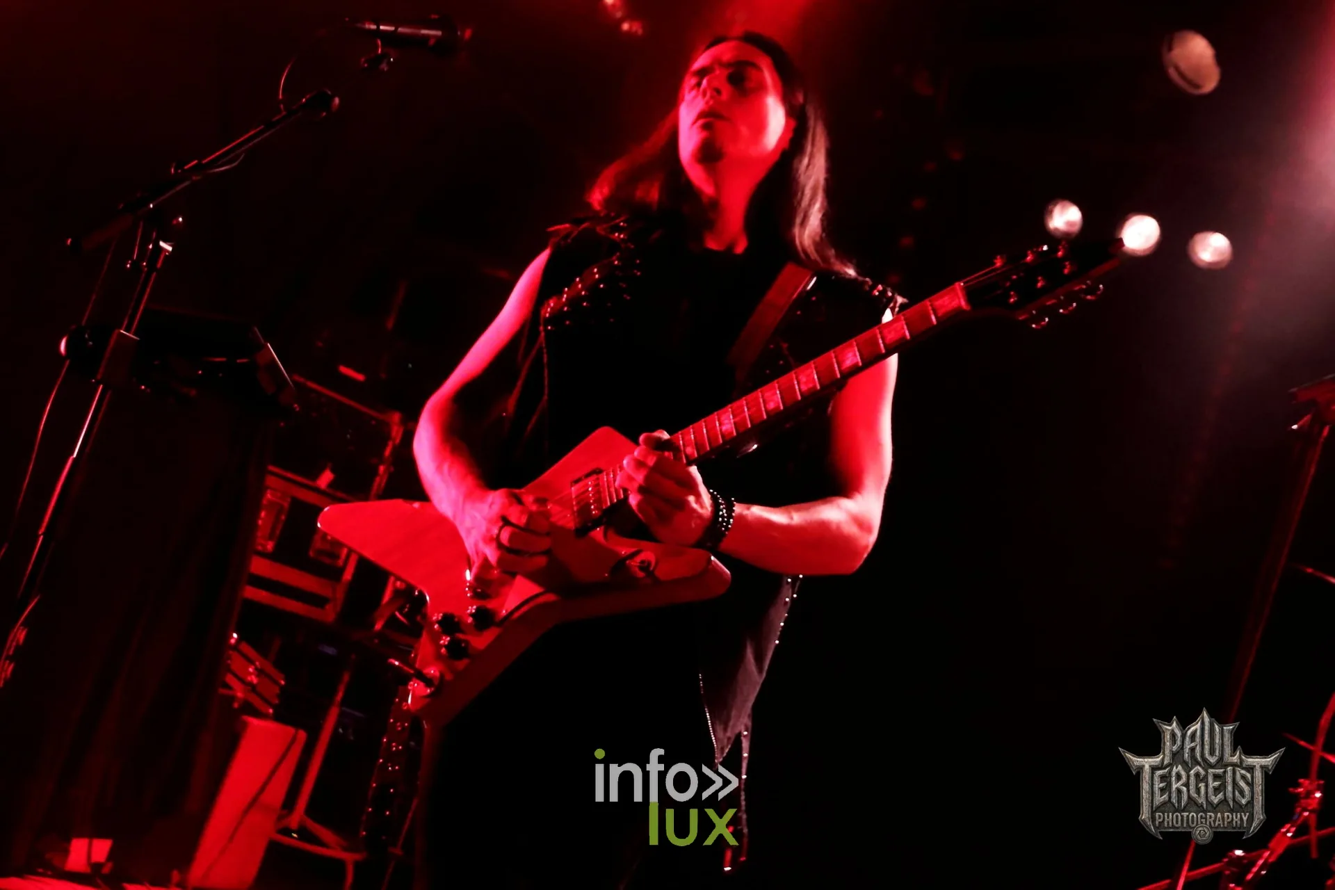 John L au Spirit of 66 à Verviers, 26 septembre 2026 : John L à la guitare sous une lumière rouge