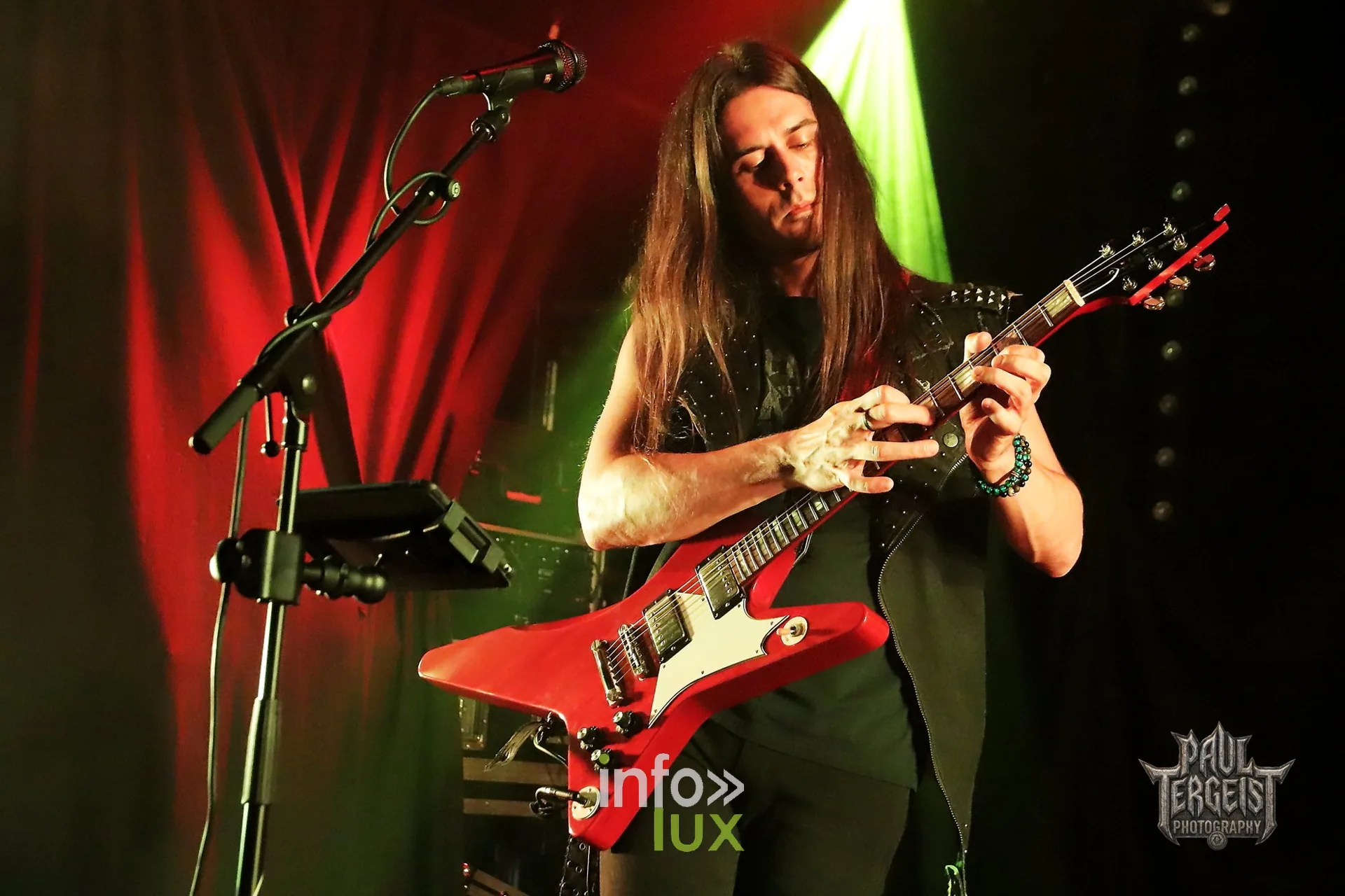 John L au Spirit of 66 à Verviers, 26 septembre 2026 : John L à la guitare devant le rideau rouge