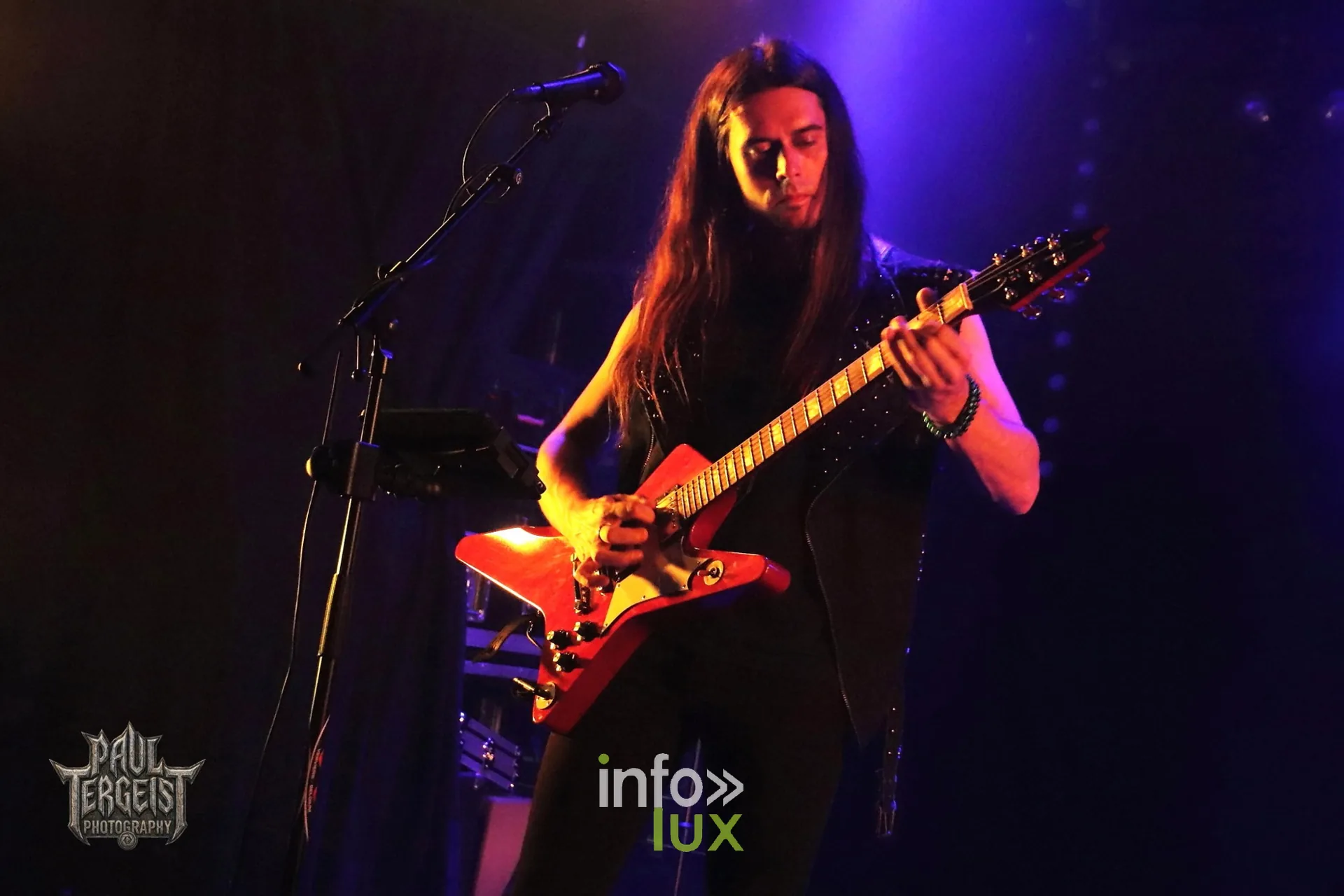 John L au Spirit of 66 à Verviers, 26 septembre 2026 : John L à la guitare sous une lumière bleue