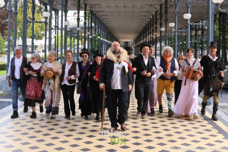 Tous les comédiens en costumes d époque réunis sous la galerie Léopold II à Spa pour la photo de groupe