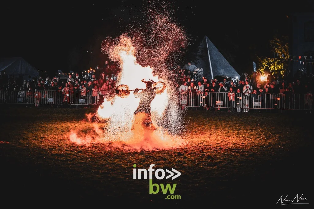 Un cavalier traverse un cercle de flammes lors de la nocturne des Journées du Cheval de Braine-l’Alleud