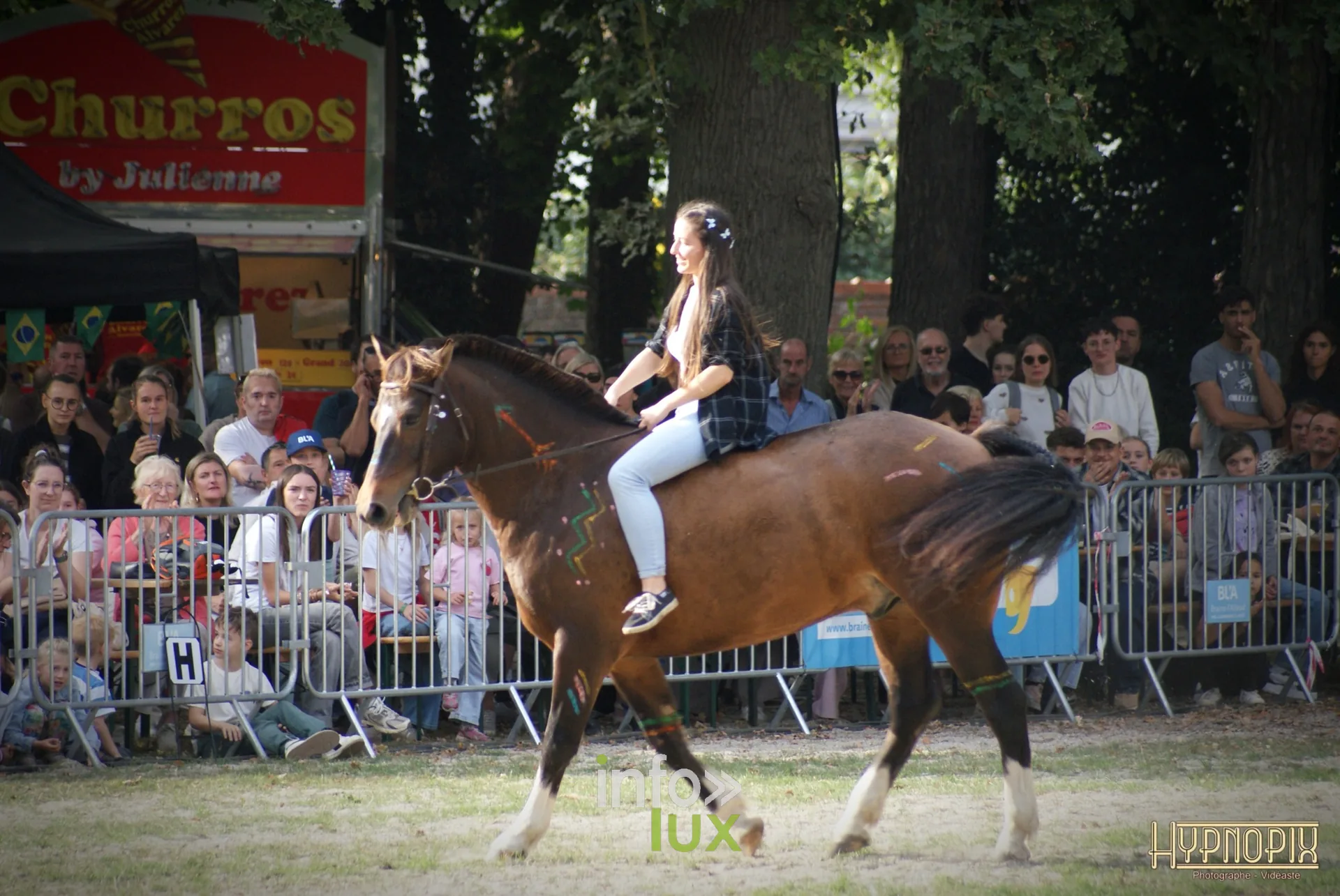 Journées du Cheval 2026 à Braine-l’Alleud, parc du Cheneau : une cavalière sur un cheval bai devant le public