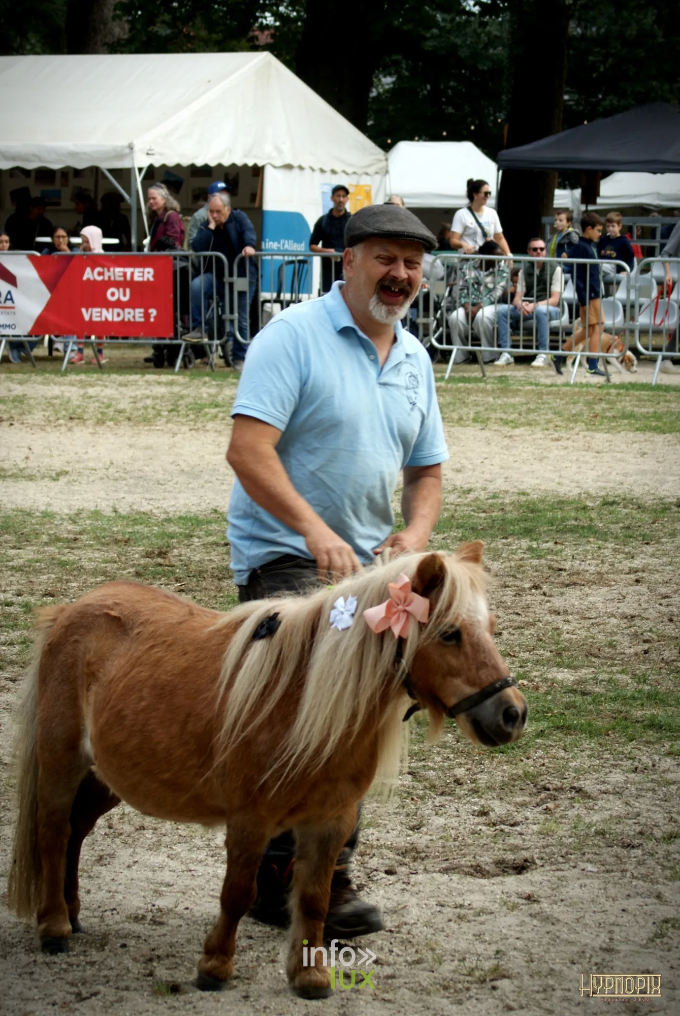 Journées du Cheval 2026 à Braine-l’Alleud, parc du Cheneau : un homme présente un poney à la crinière blonde