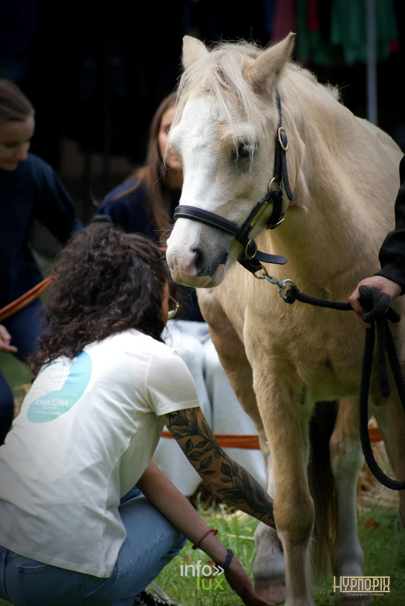 Journées du Cheval 2026 à Braine-l’Alleud, parc du Cheneau : une visiteuse accroupie près d’un poney