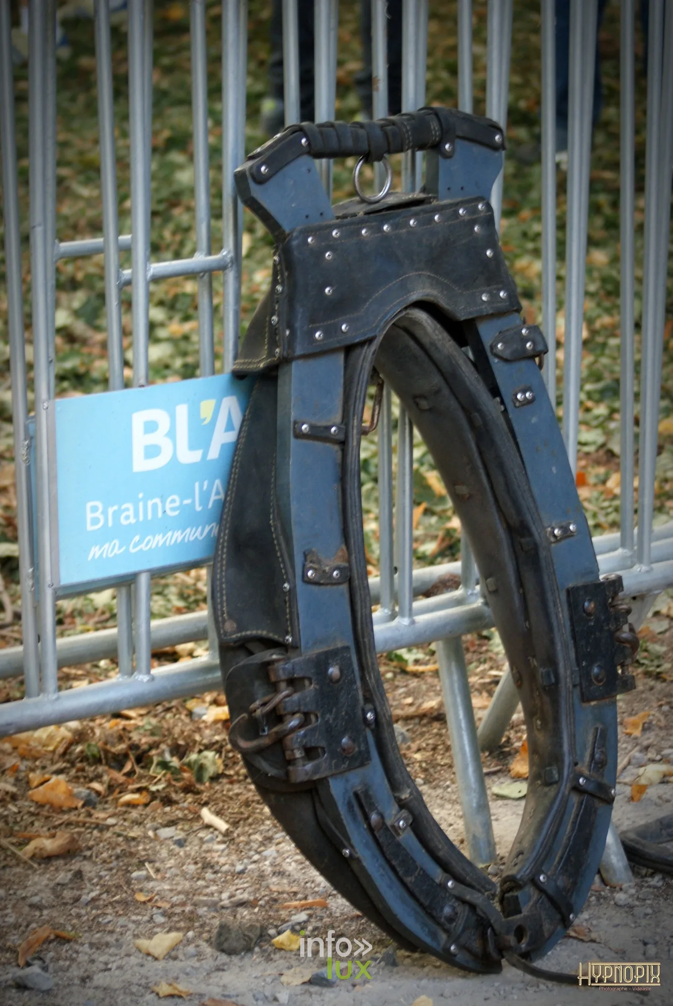 Journées du Cheval 2026 à Braine-l’Alleud, parc du Cheneau : un collier d’attelage posé contre une barrière