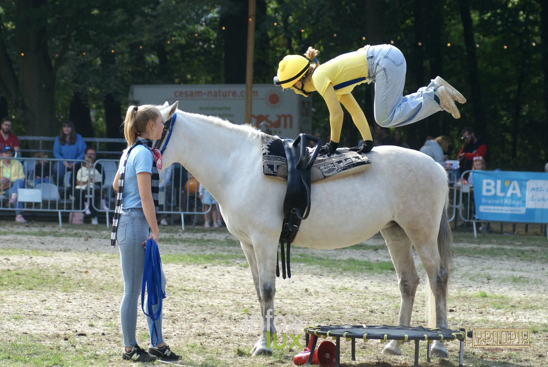 Journées du Cheval 2026 à Braine-l’Alleud, parc du Cheneau : voltige : une enfant costumée en jaune sur le dos d’un cheval gris