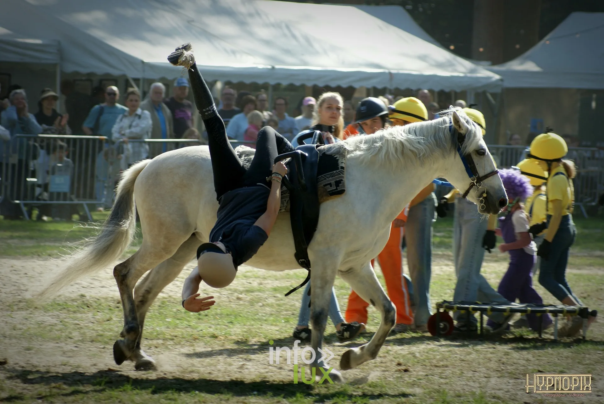 Journées du Cheval 2026 à Braine-l’Alleud, parc du Cheneau : voltige : un jeune voltigeur sur un cheval gris, des enfants costumés en attente
