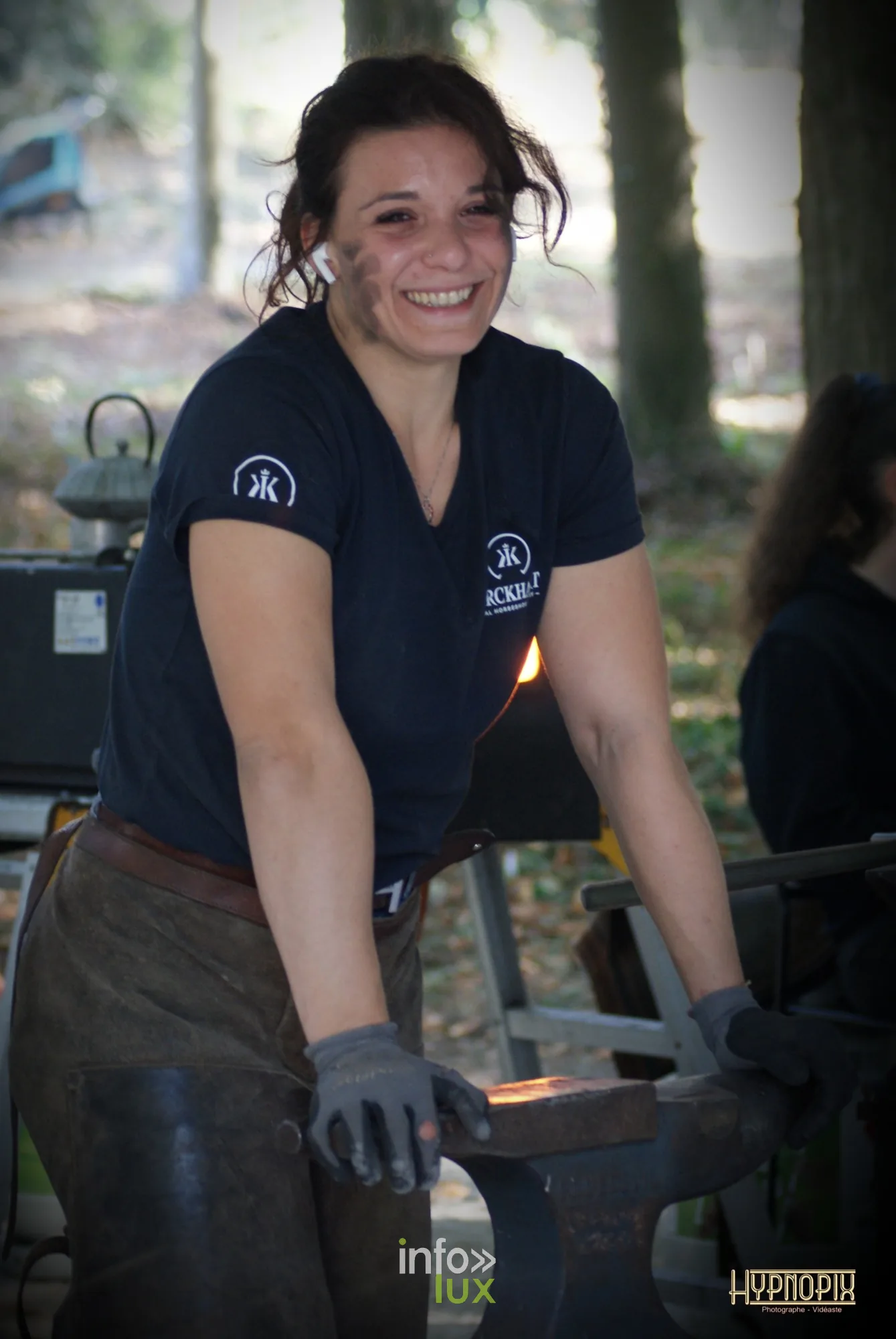 Journées du Cheval 2026 à Braine-l’Alleud, parc du Cheneau : une jeune femme souriante derrière son enclume, au stand de maréchalerie