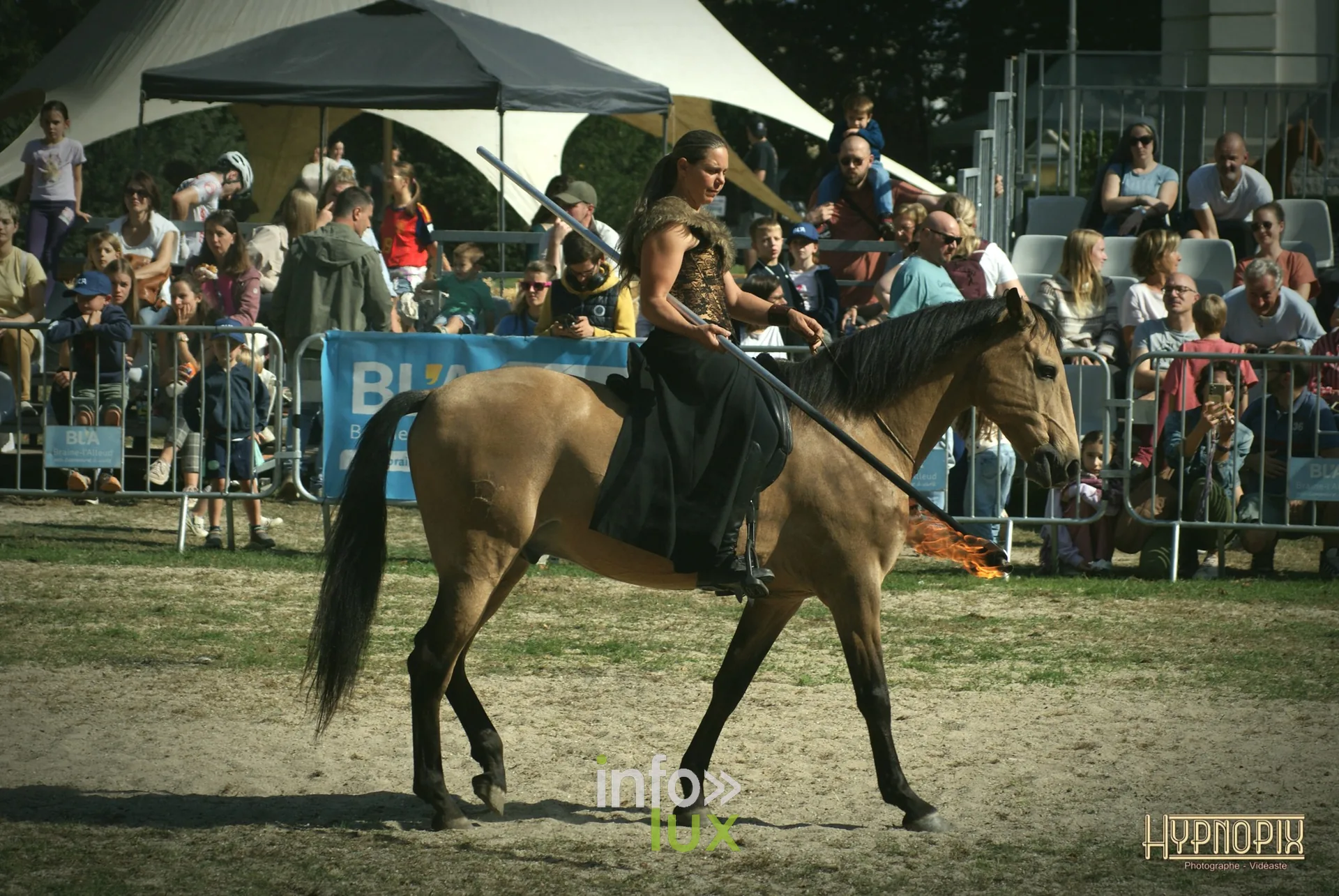 Journées du Cheval 2026 à Braine-l’Alleud, parc du Cheneau : une cavalière en tenue sombre sur un cheval isabelle