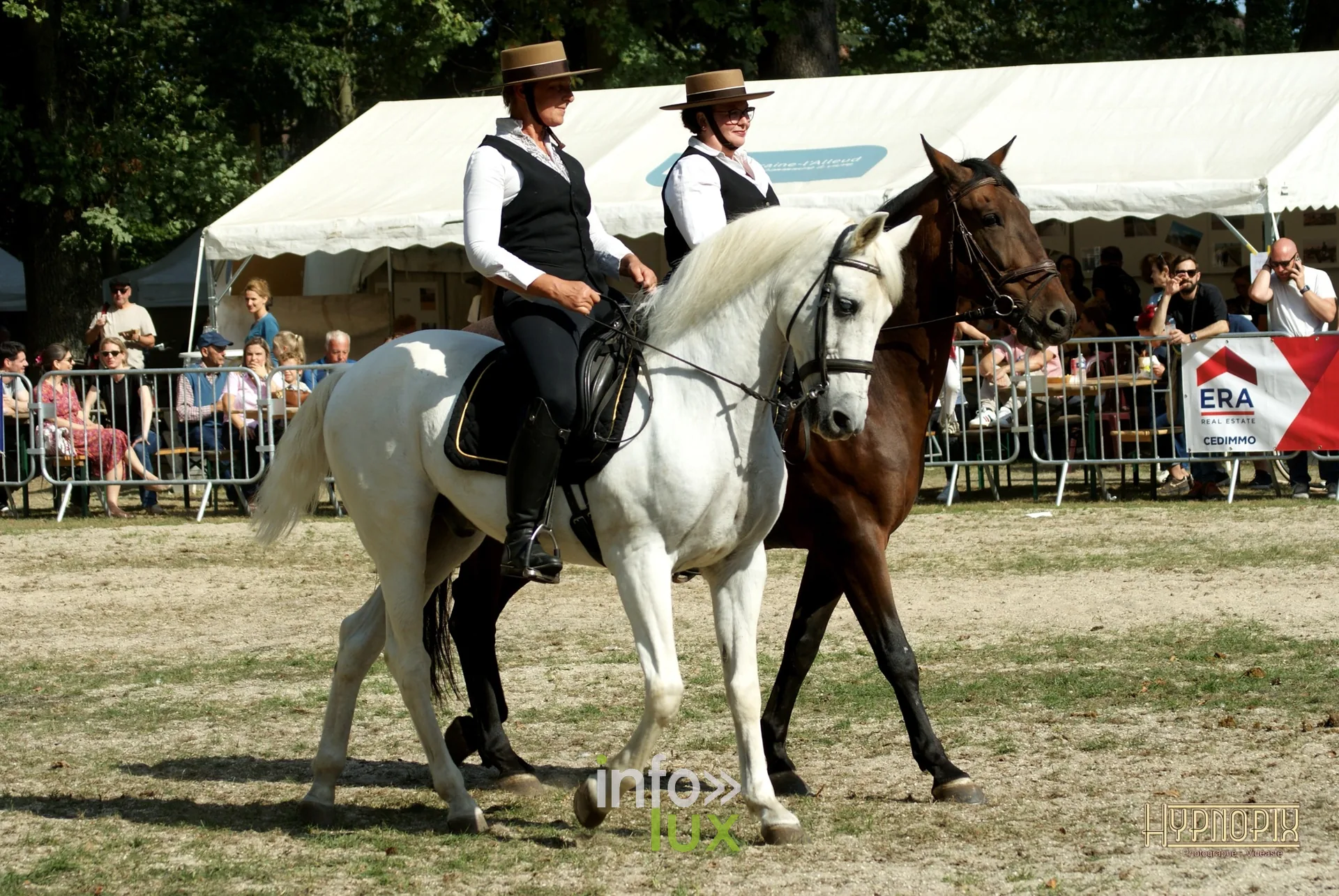 Journées du Cheval 2026 à Braine-l’Alleud, parc du Cheneau : deux cavalières en chapeau à large bord, au pas