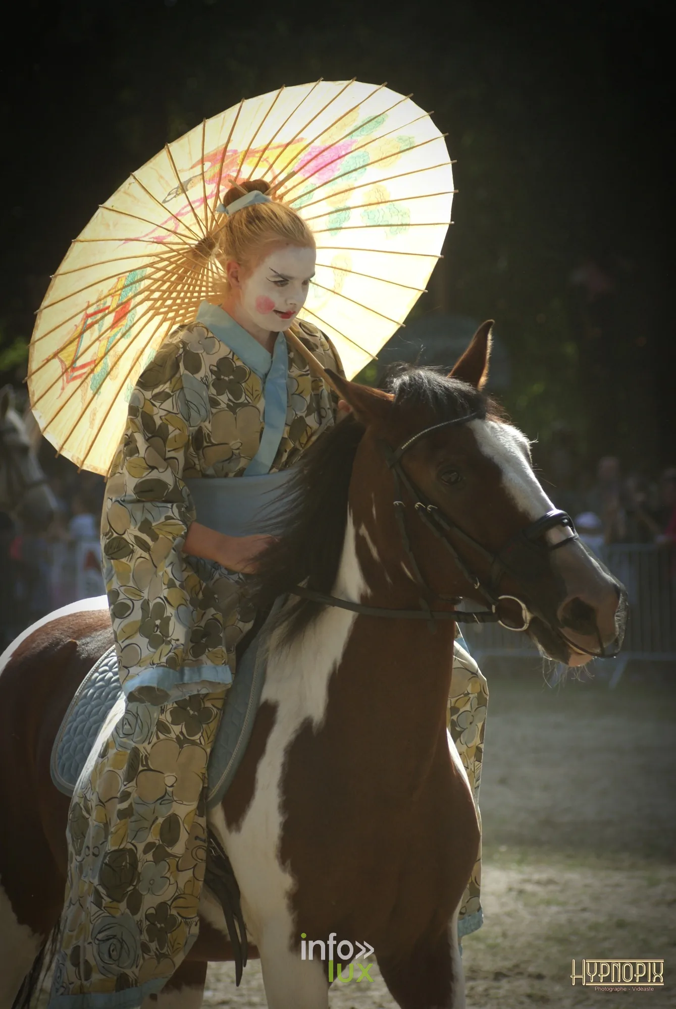 Journées du Cheval 2026 à Braine-l’Alleud, parc du Cheneau : une cavalière en kimono, ombrelle à la main, sur un cheval pie