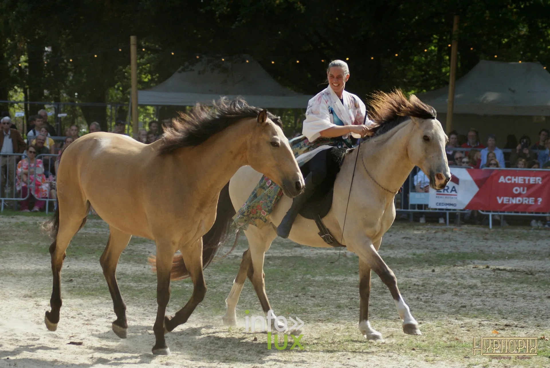 Journées du Cheval 2026 à Braine-l’Alleud, parc du Cheneau : un cavalier en blanc et un cheval isabelle en liberté