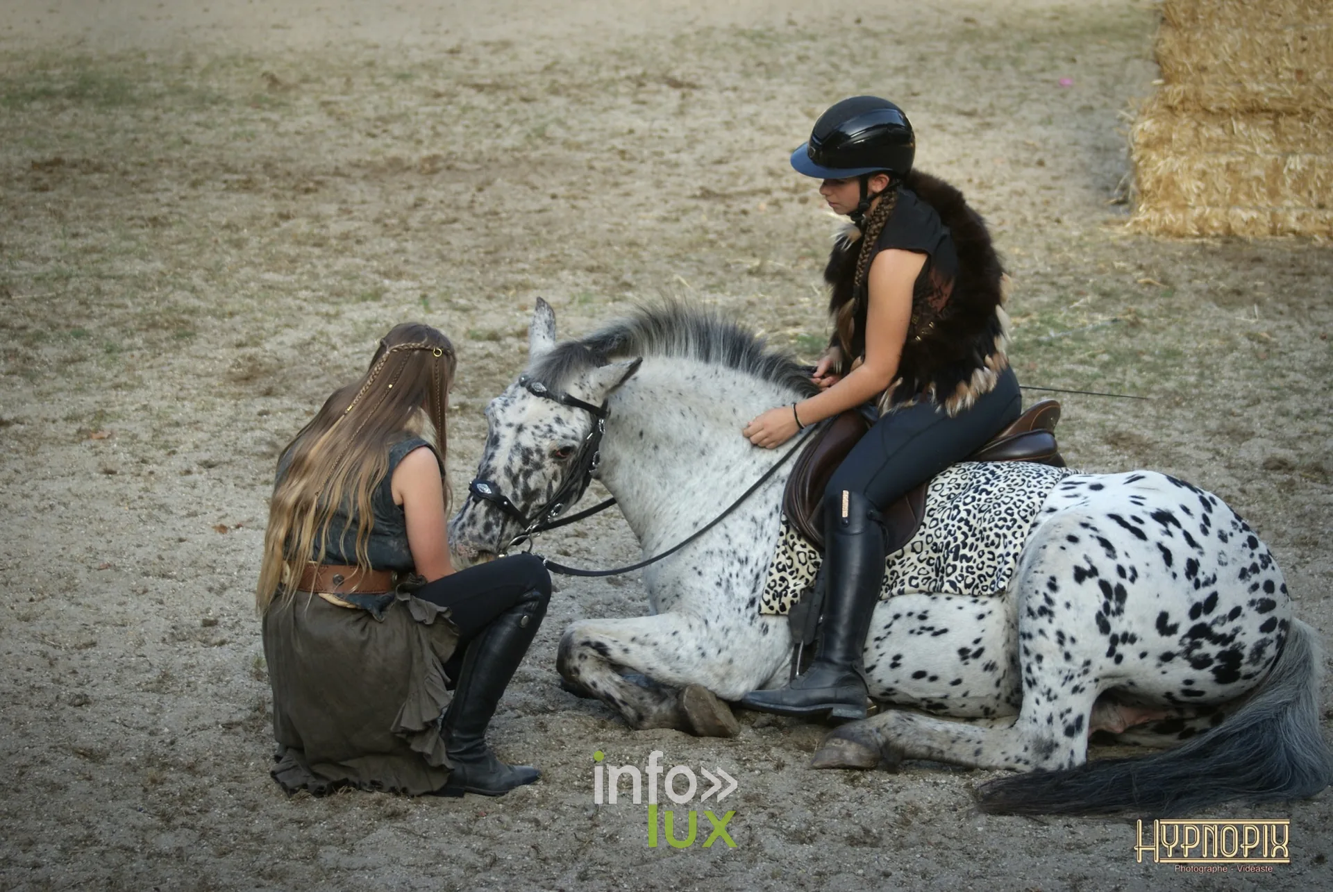 Journées du Cheval 2026 à Braine-l’Alleud, parc du Cheneau : un cheval tacheté couché, sa cavalière en selle