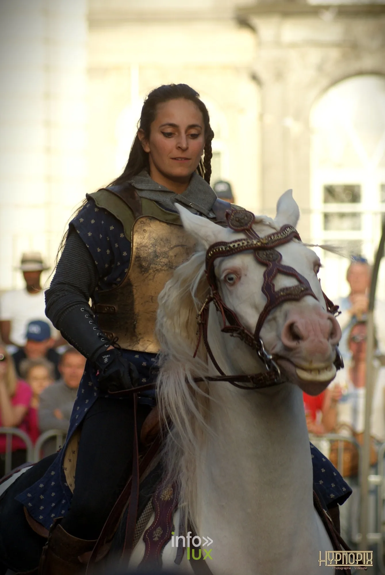 Journées du Cheval 2026 à Braine-l’Alleud, parc du Cheneau : une cavalière en armure sur un cheval gris