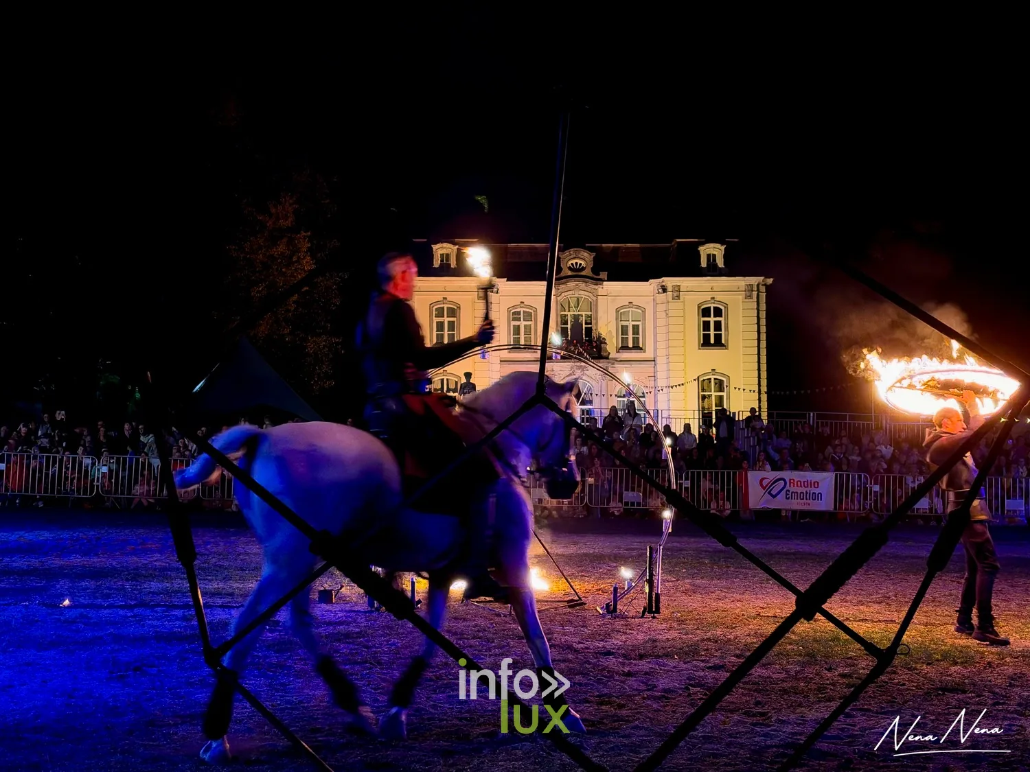Journées du Cheval 2026 à Braine-l’Alleud, parc du Cheneau : nocturne « Hypnotica » du samedi soir, un cavalier sur un cheval gris, torche en main, anneau de feu à droite