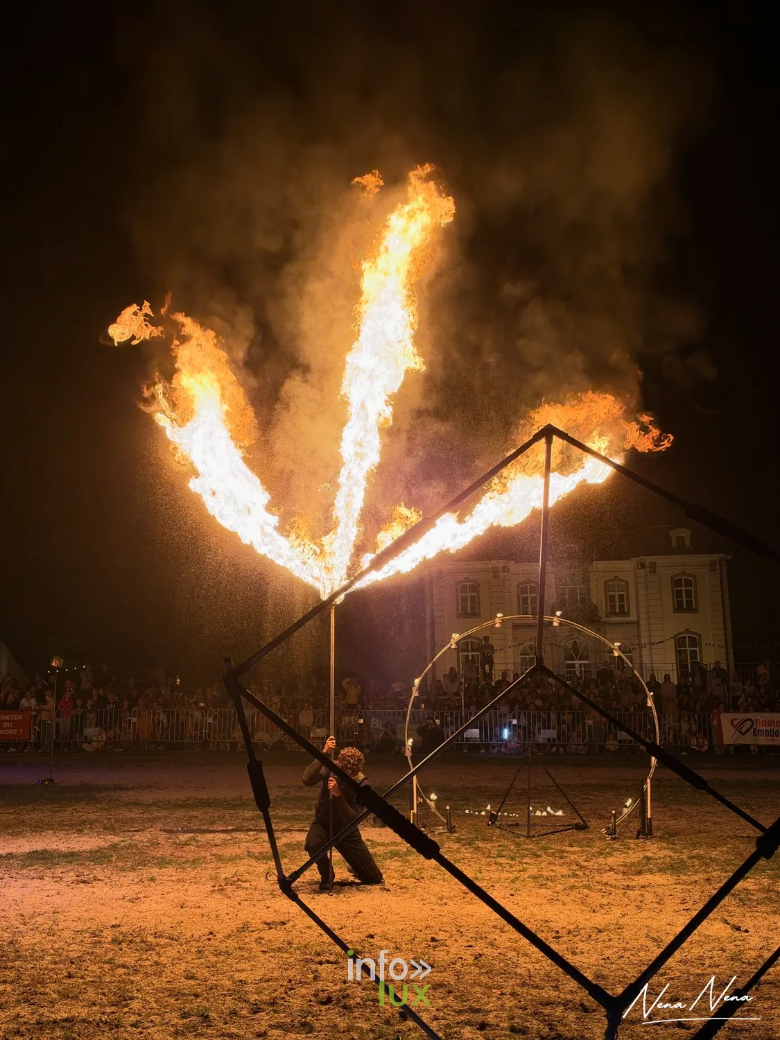 Journées du Cheval 2026 à Braine-l’Alleud, parc du Cheneau : nocturne « Hypnotica » du samedi soir, gerbe de flammes au-dessus du cube de métal