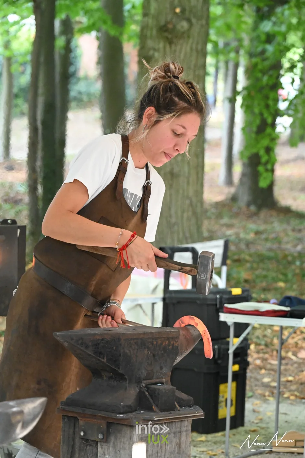Journées du Cheval 2026 à Braine-l’Alleud, parc du Cheneau : une jeune femme façonne un fer à cheval sur l’enclume