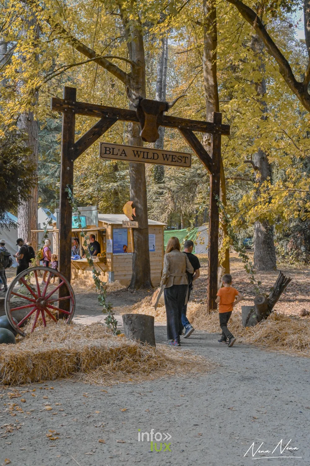 Journées du Cheval 2026 à Braine-l’Alleud, parc du Cheneau : l’entrée « BLA Wild West », décor Far West dans les allées du parc