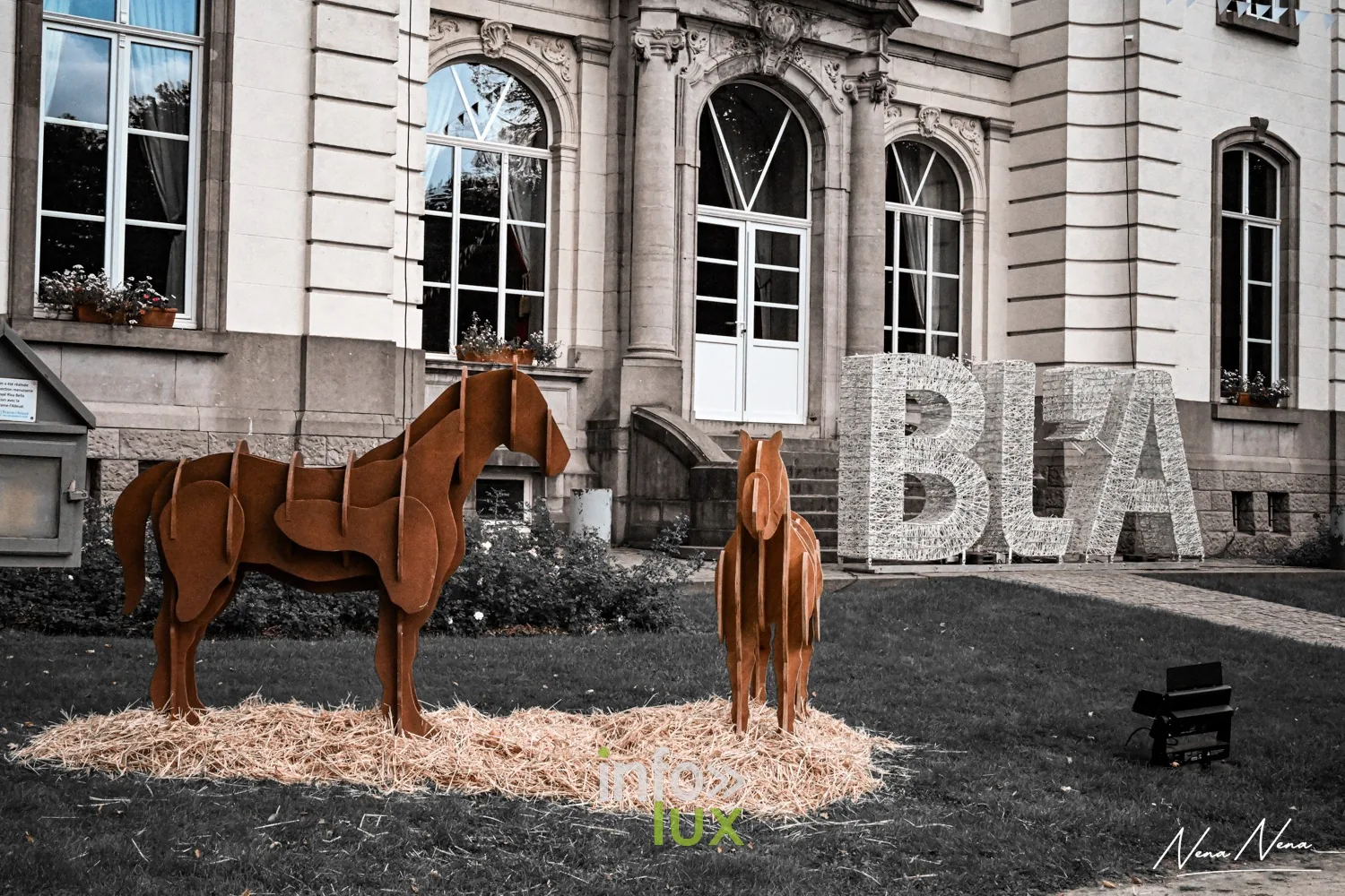 Journées du Cheval 2026 à Braine-l’Alleud, parc du Cheneau : sculptures de chevaux en acier et lettres « BLA » devant le château du Cheneau