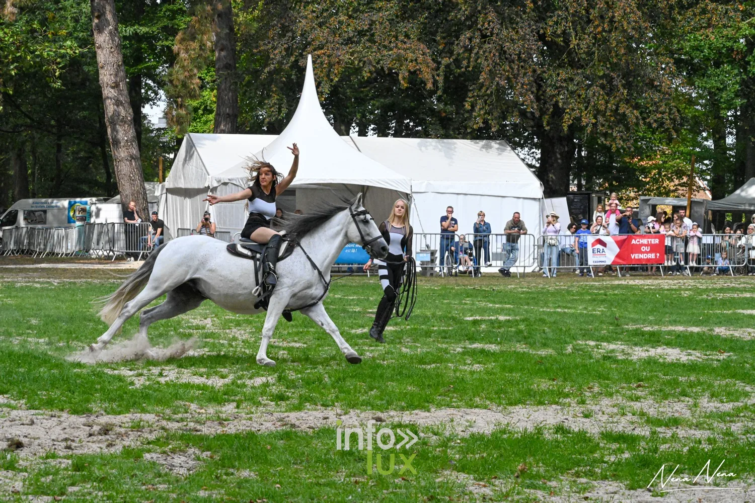 Journées du Cheval 2026 à Braine-l’Alleud, parc du Cheneau : une cavalière salue le public sur un cheval gris