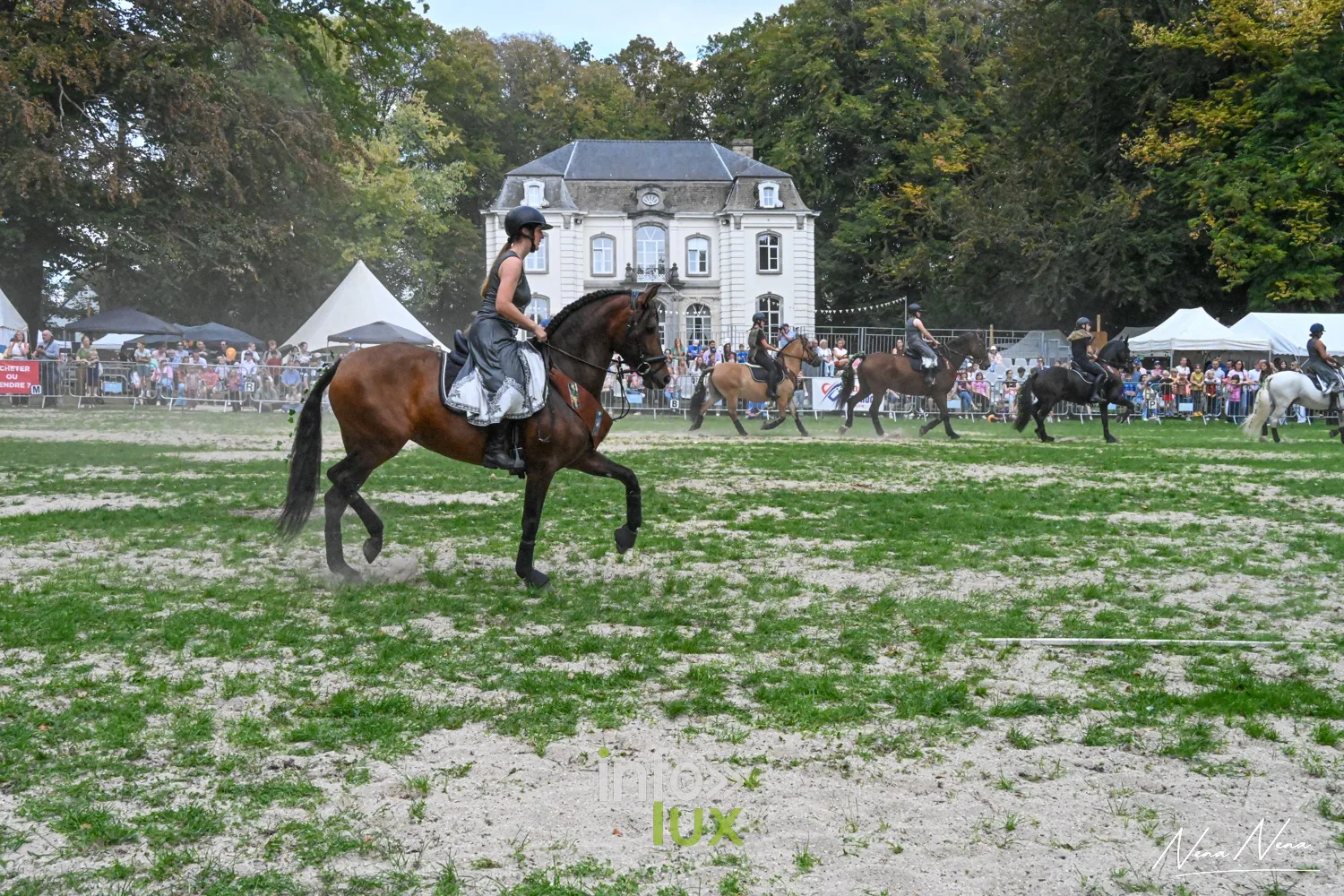 Journées du Cheval 2026 à Braine-l’Alleud, parc du Cheneau : un cavalier sur la grande piste, le château du Cheneau en arrière-plan