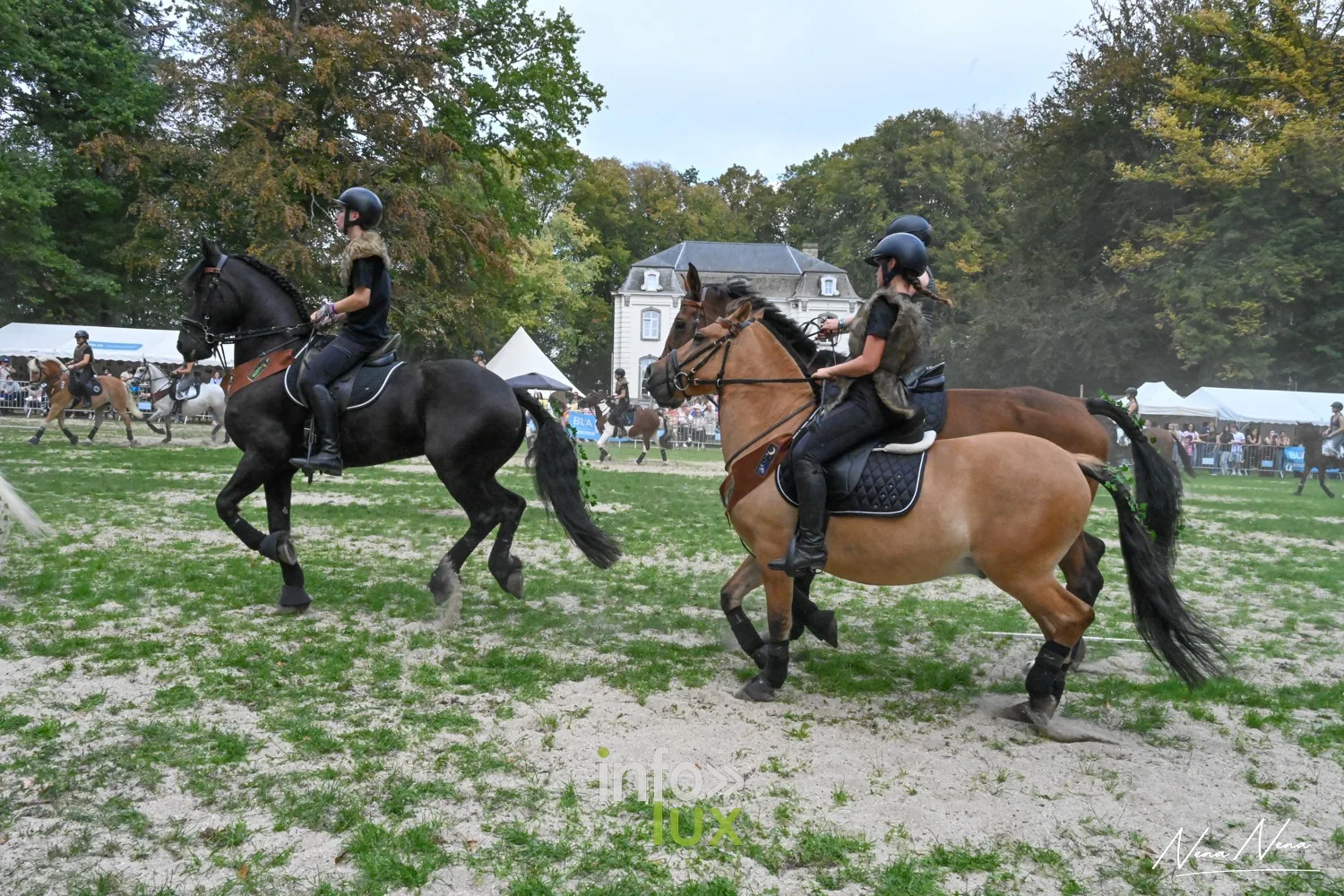 Journées du Cheval 2026 à Braine-l’Alleud, parc du Cheneau : deux cavalières sur la grande piste, devant le château