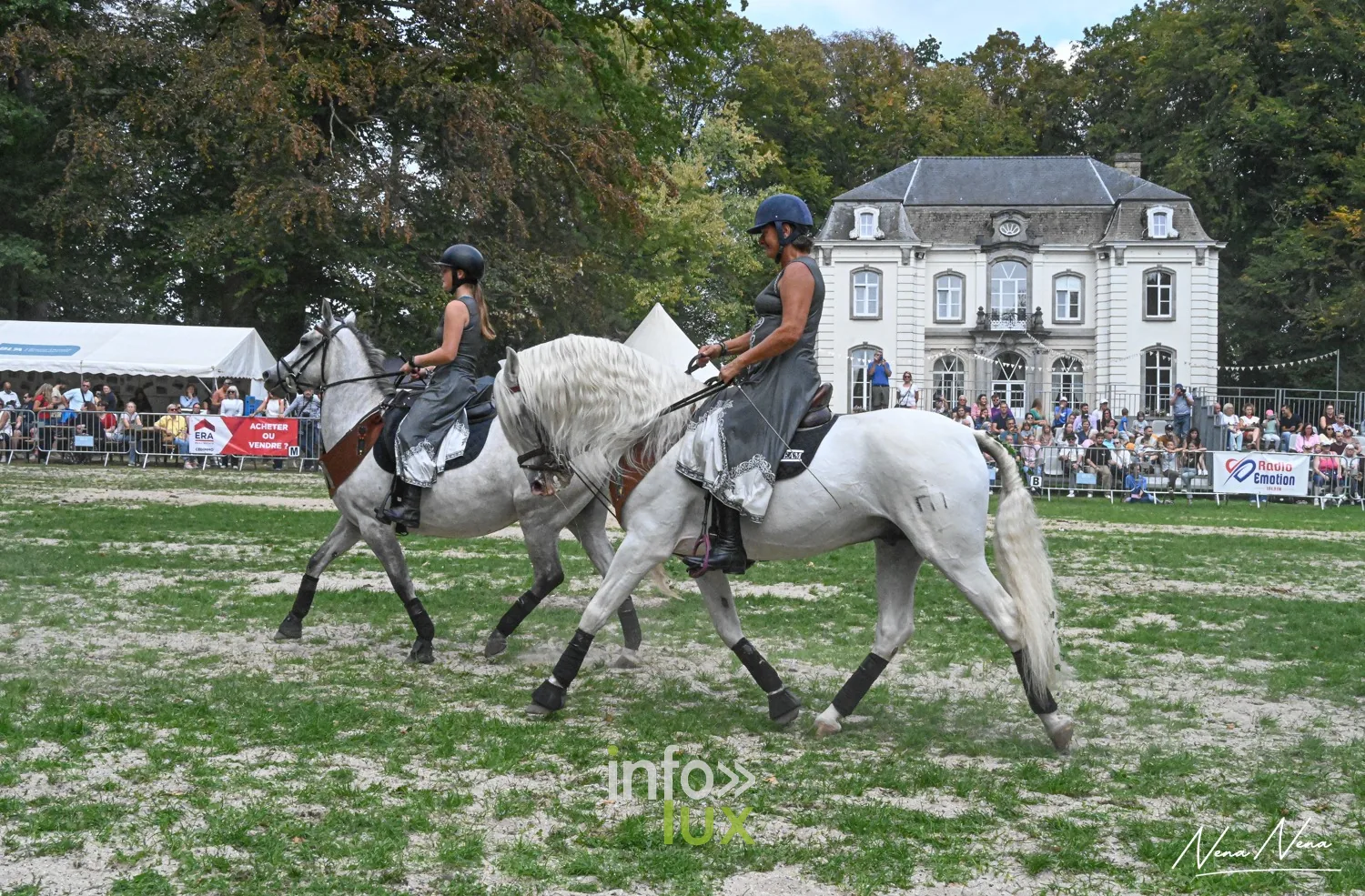 Journées du Cheval 2026 à Braine-l’Alleud, parc du Cheneau : deux cavalières sur chevaux gris devant le château