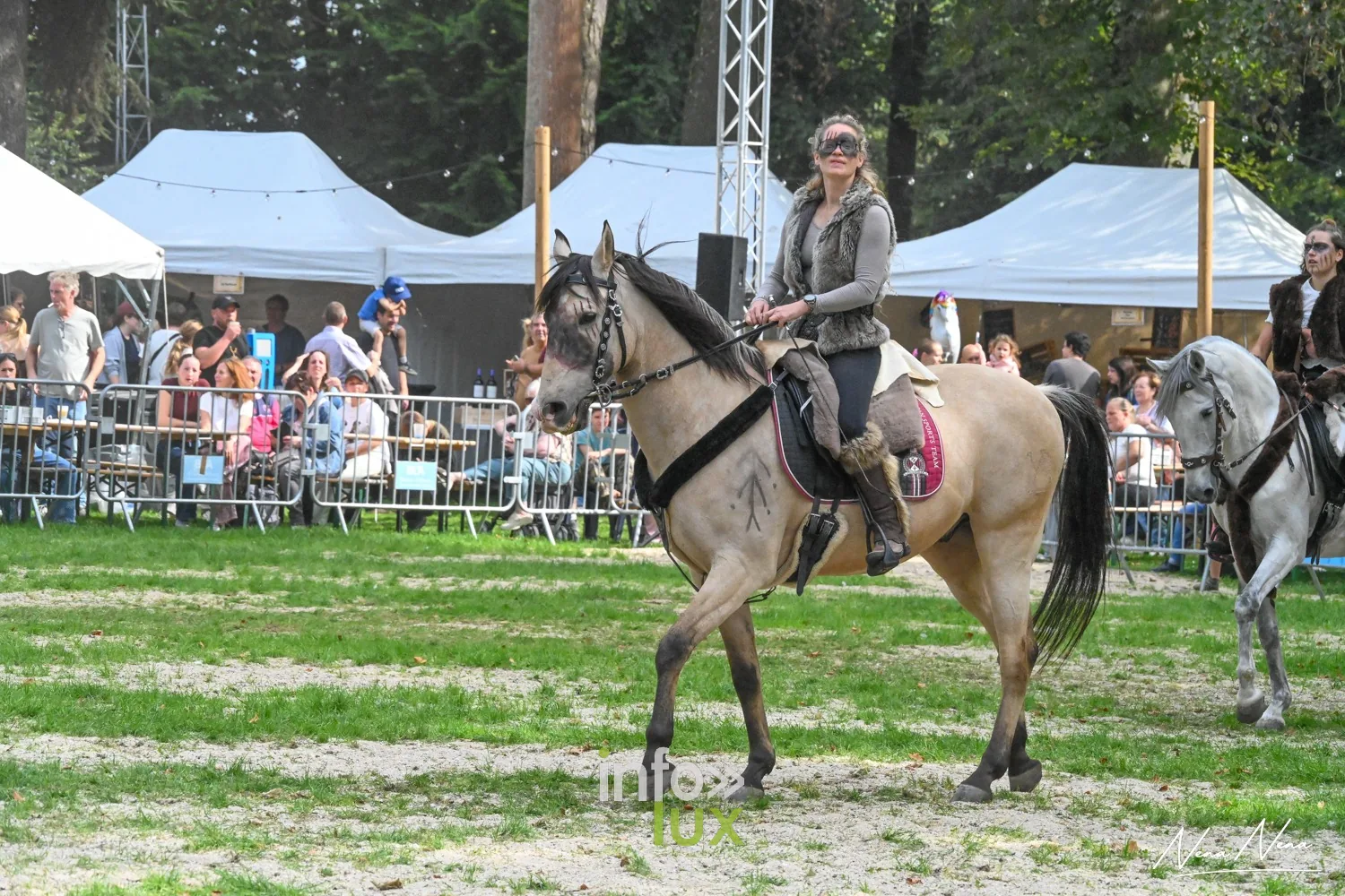 Journées du Cheval 2026 à Braine-l’Alleud, parc du Cheneau : une cavalière en costume sur un cheval isabelle