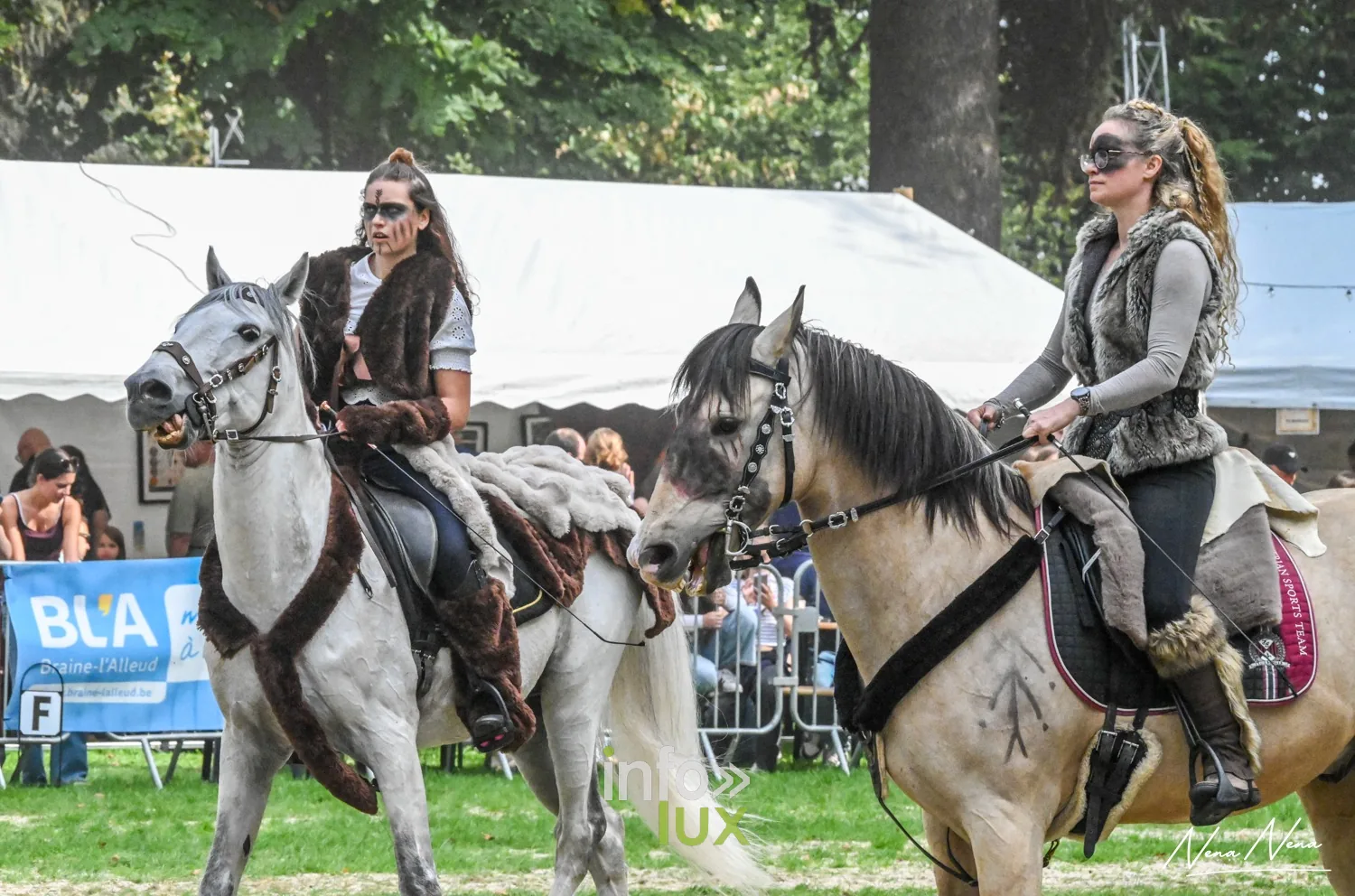 Journées du Cheval 2026 à Braine-l’Alleud, parc du Cheneau : deux cavalières en costume, fourrures et harnachements décorés