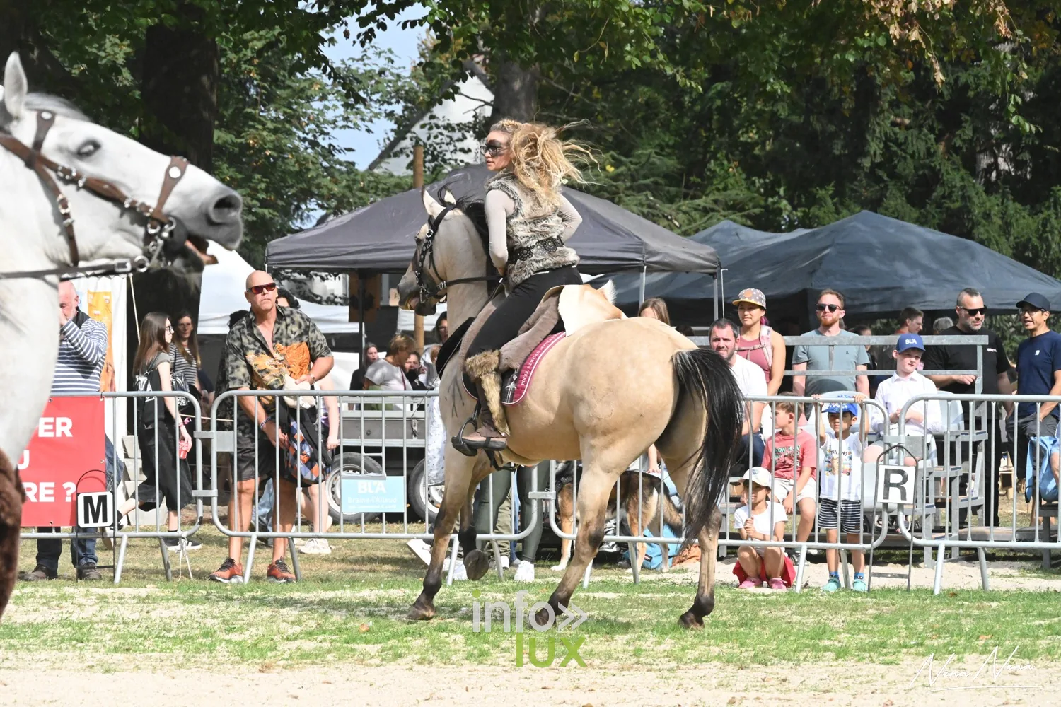 Journées du Cheval 2026 à Braine-l’Alleud, parc du Cheneau : une cavalière en costume longe les barrières du public