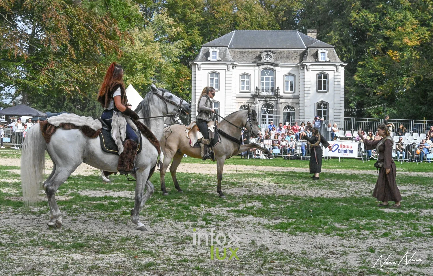 Journées du Cheval 2026 à Braine-l’Alleud, parc du Cheneau : cavalières en costume sur la piste, devant le château