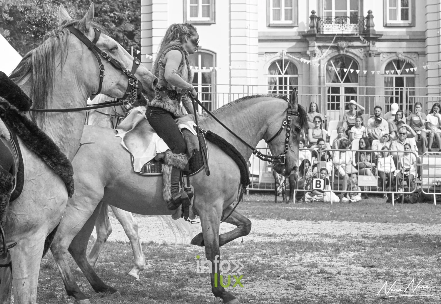 Journées du Cheval 2026 à Braine-l’Alleud, parc du Cheneau : une cavalière en costume, en noir et blanc