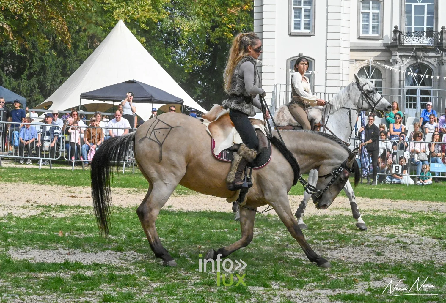 Journées du Cheval 2026 à Braine-l’Alleud, parc du Cheneau : une cavalière en costume sur un cheval isabelle devant le château