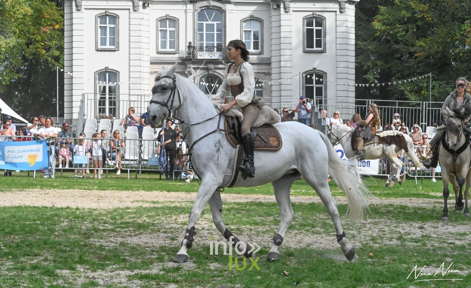 Journées du Cheval 2026 à Braine-l’Alleud, parc du Cheneau : une cavalière sur un cheval gris devant le château et les tribunes