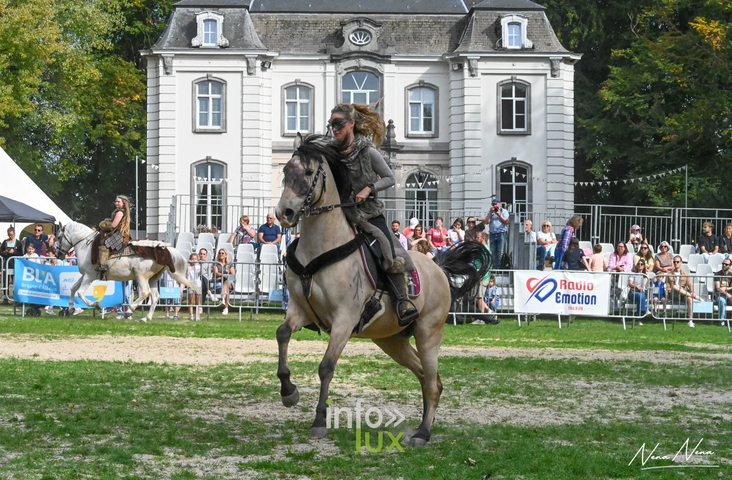 Journées du Cheval 2026 à Braine-l’Alleud, parc du Cheneau : une cavalière en costume devant le château du Cheneau