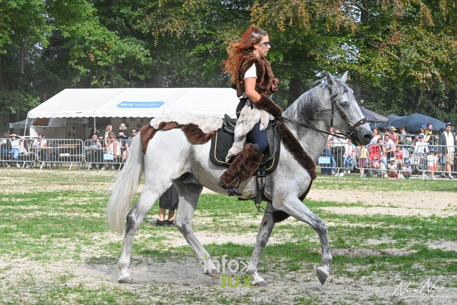 Journées du Cheval 2026 à Braine-l’Alleud, parc du Cheneau : une cavalière sur un cheval gris, devant les tentes