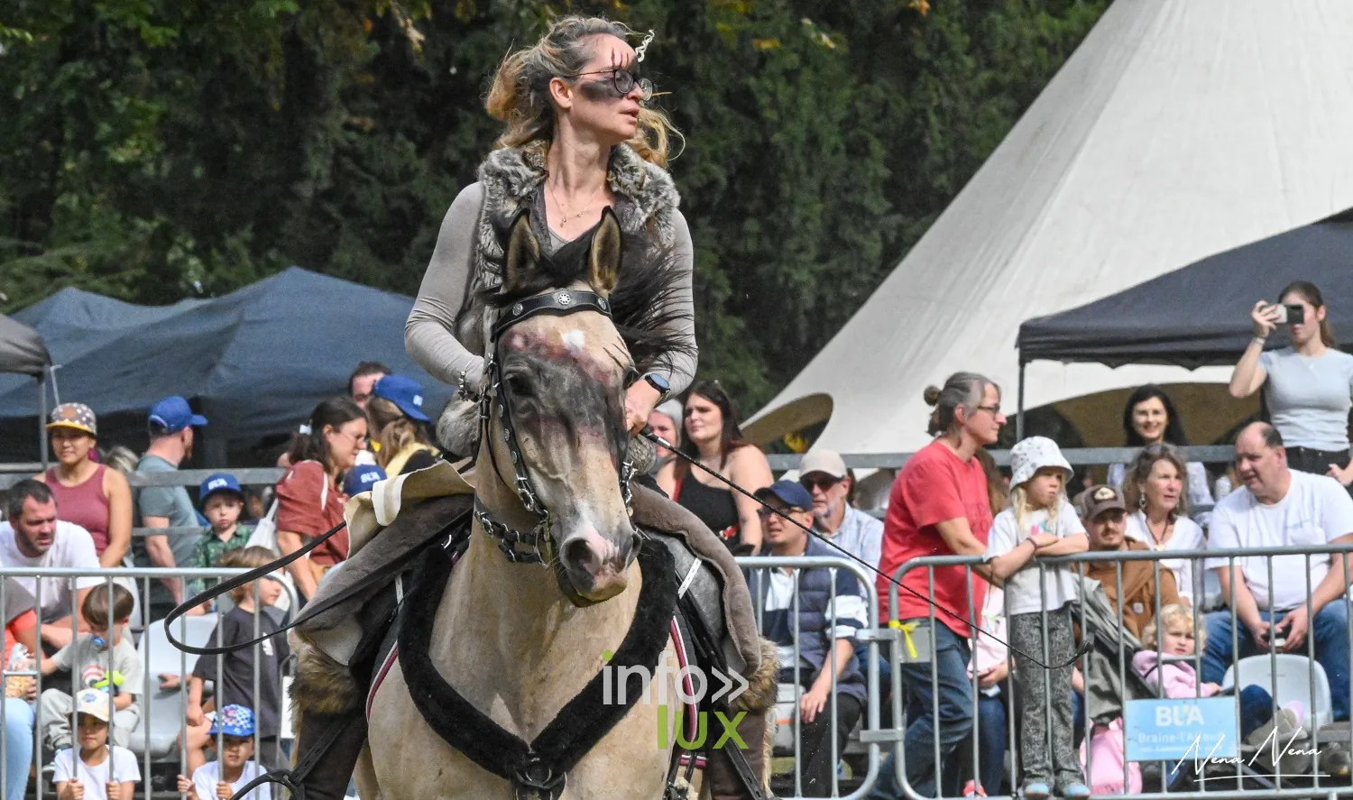 Journées du Cheval 2026 à Braine-l’Alleud, parc du Cheneau : une cavalière en costume devant les tribunes