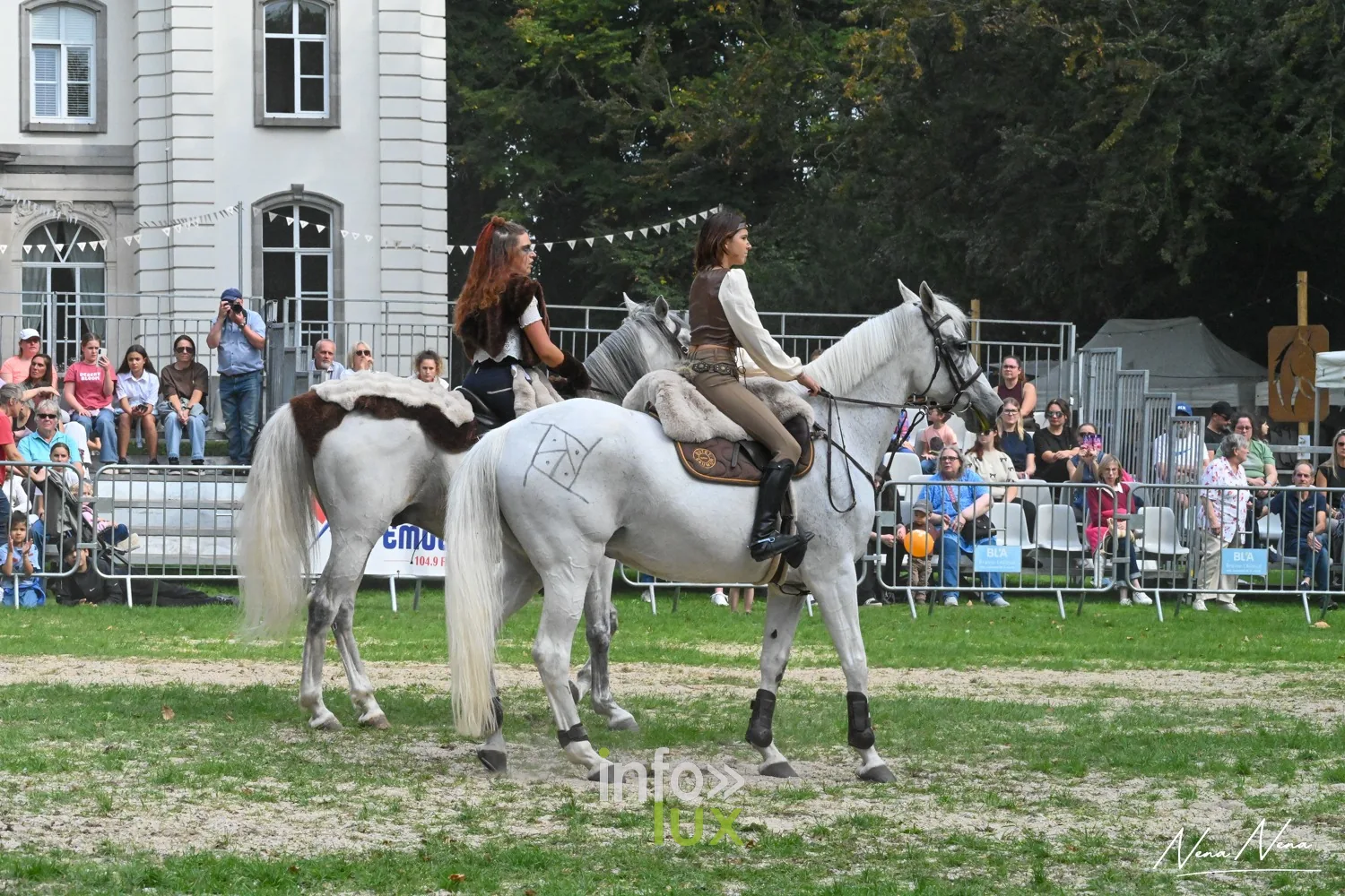 Journées du Cheval 2026 à Braine-l’Alleud, parc du Cheneau : deux cavalières en costume sur chevaux gris devant le château