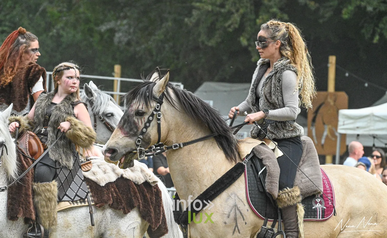 Journées du Cheval 2026 à Braine-l’Alleud, parc du Cheneau : cavalières en costume et fourrures, côte à côte