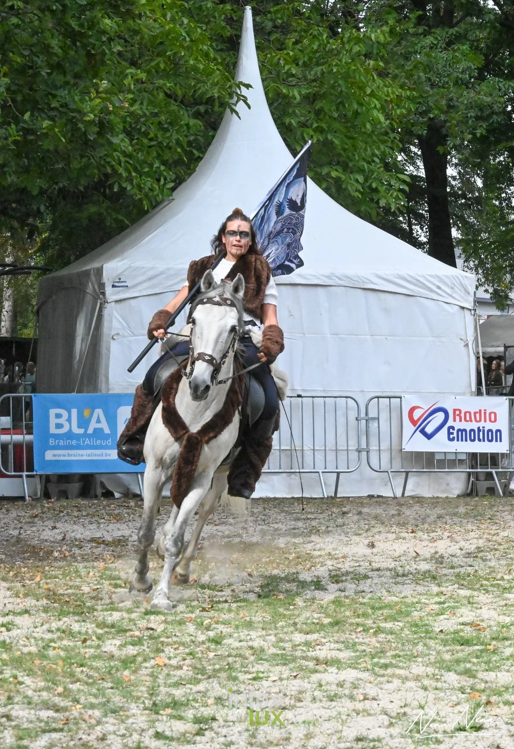 Journées du Cheval 2026 à Braine-l’Alleud, parc du Cheneau : une cavalière brandit un drapeau au galop