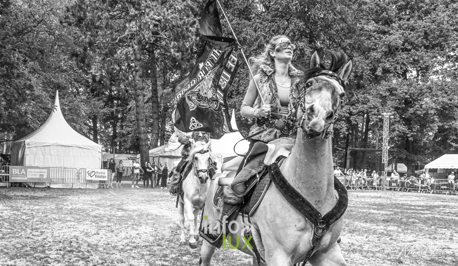 Journées du Cheval 2026 à Braine-l’Alleud, parc du Cheneau : cavalière et bannière, en noir et blanc