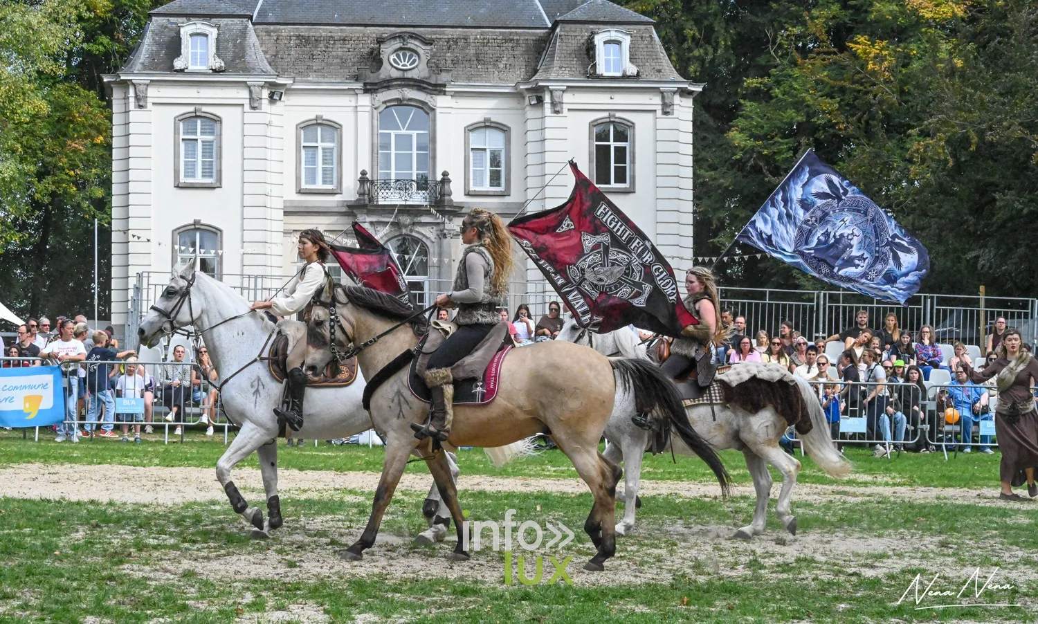 Journées du Cheval 2026 à Braine-l’Alleud, parc du Cheneau : trois cavalières et leurs bannières devant le château du Cheneau