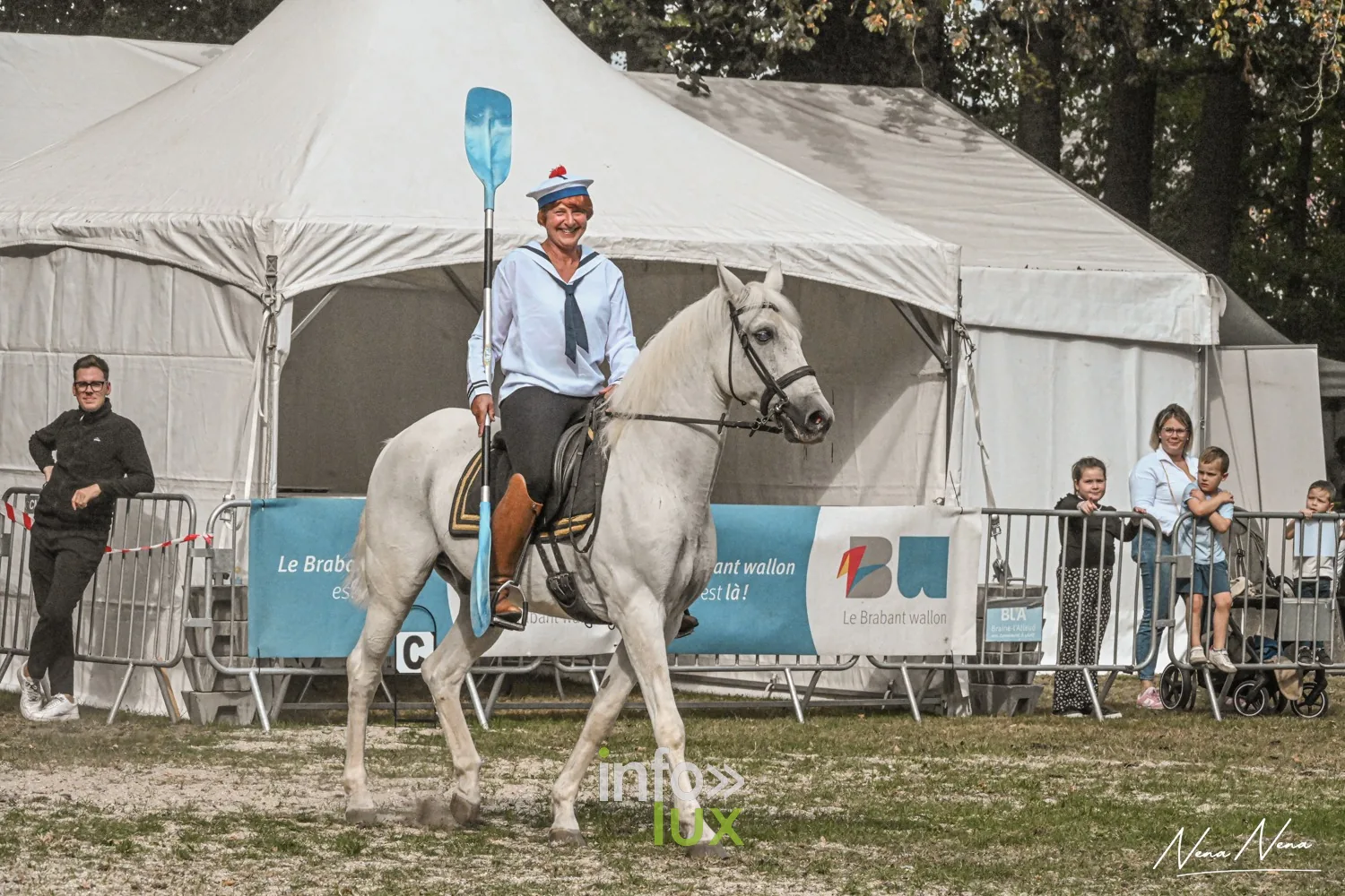 Journées du Cheval 2026 à Braine-l’Alleud, parc du Cheneau : numéro en costume de marin, pagaie en main, sur un cheval gris