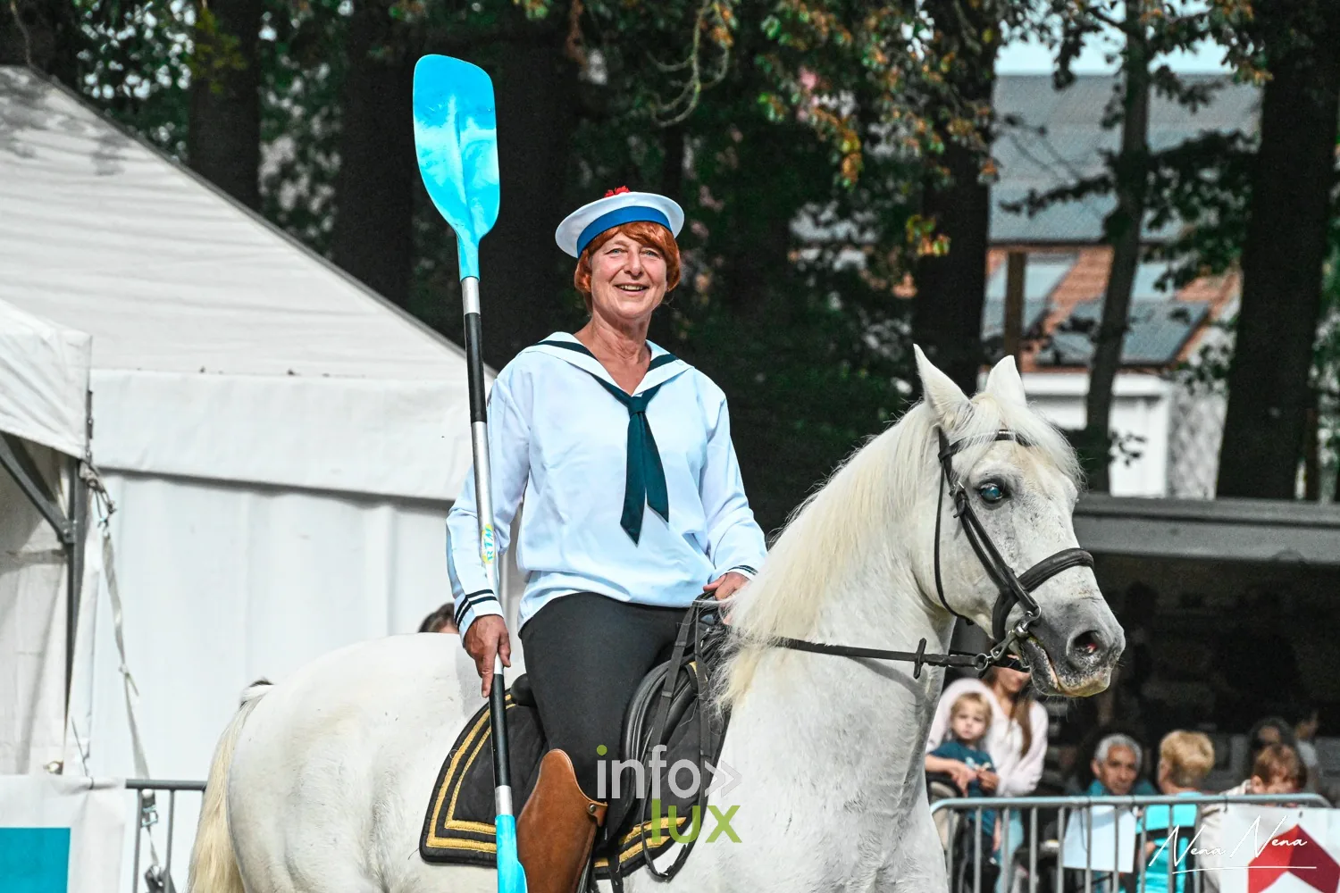 Journées du Cheval 2026 à Braine-l’Alleud, parc du Cheneau : une cavalière en costume de marin, pagaie à la main