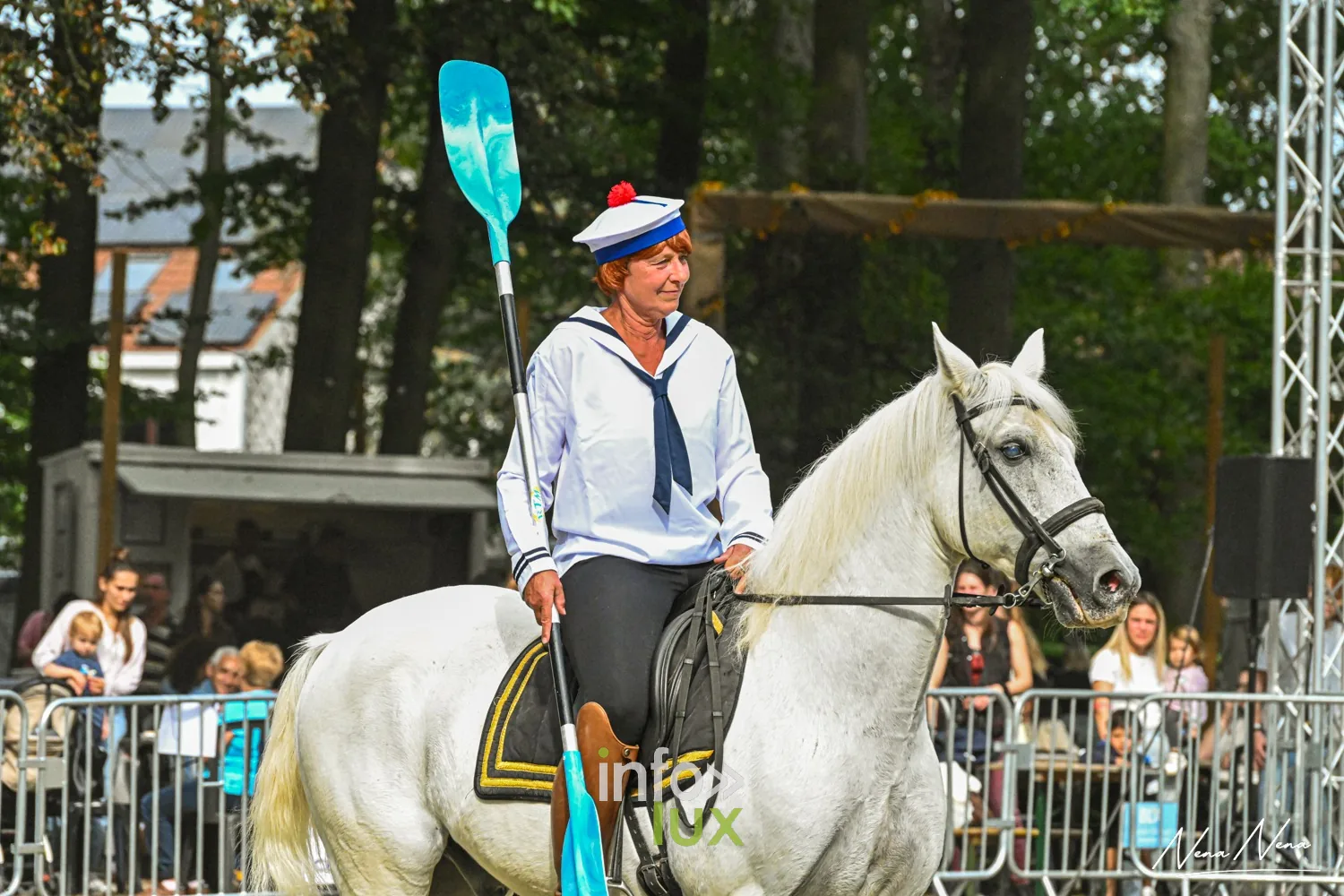 Journées du Cheval 2026 à Braine-l’Alleud, parc du Cheneau : une cavalière costumée en marin devant les barrières